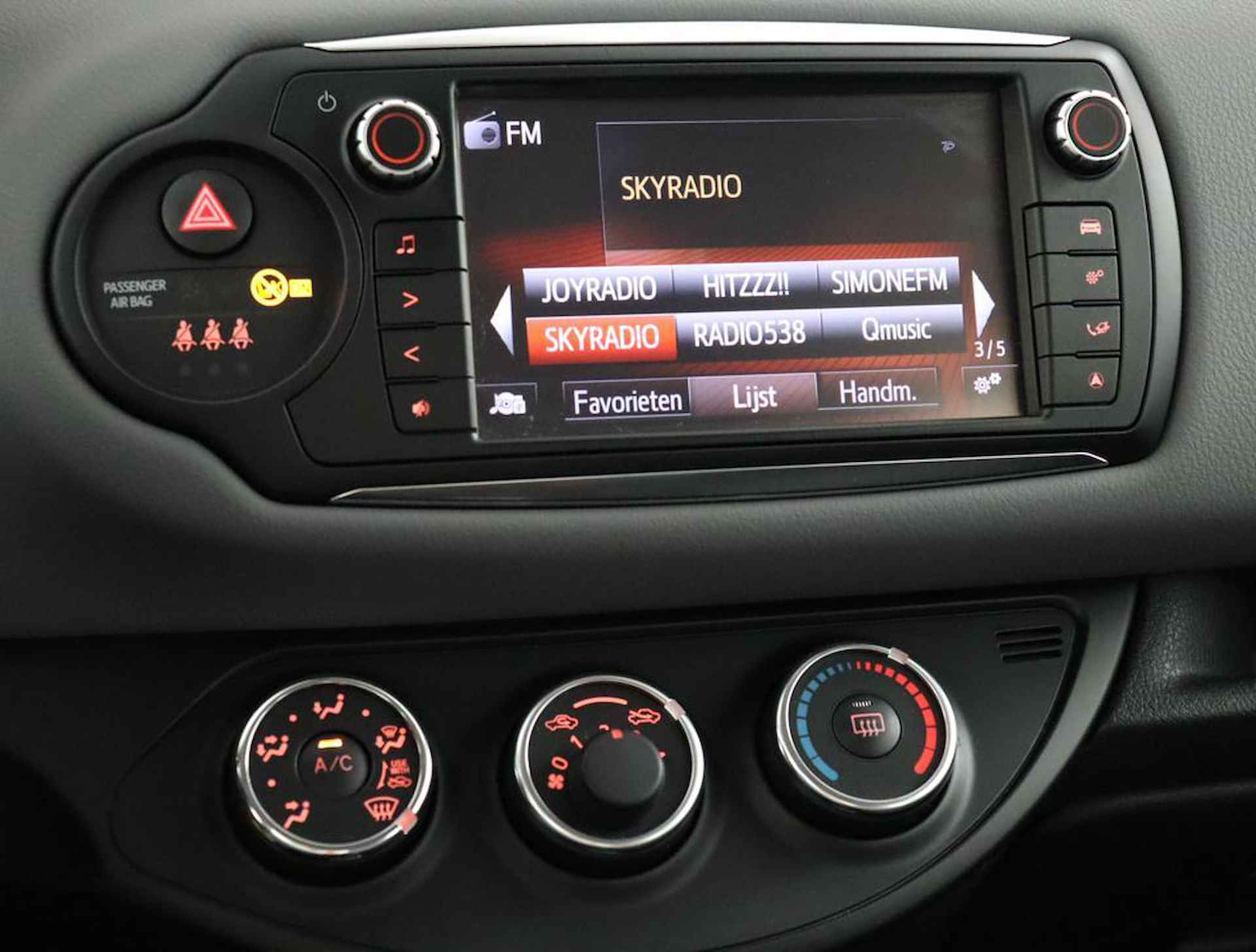 Toyota Yaris 1.3 VVT-i Aspiration | Navigatie | Trekhaak | Bluetooth | - 9/47