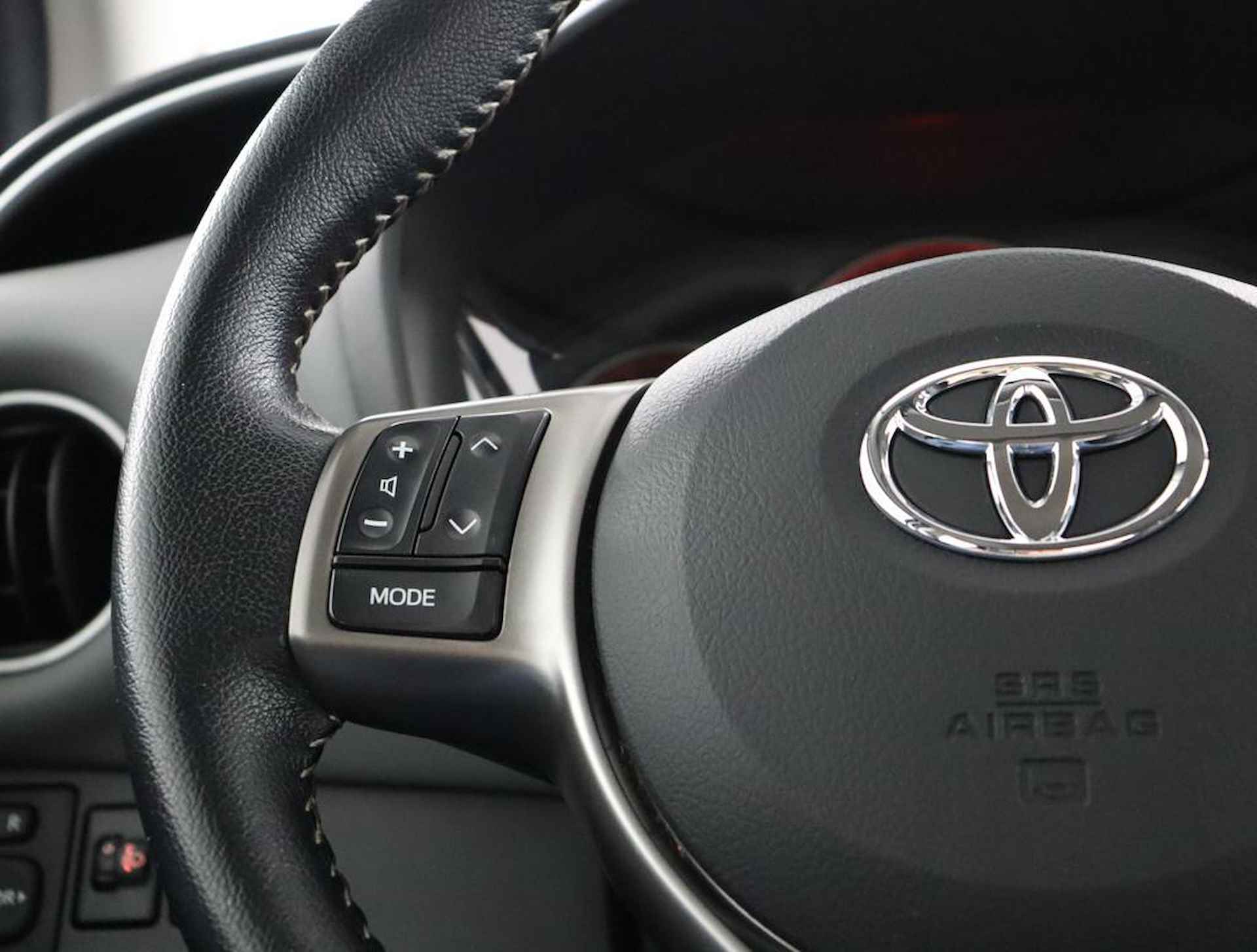 Toyota Yaris 1.3 VVT-i Aspiration | Navigatie | Trekhaak | Bluetooth | - 19/47