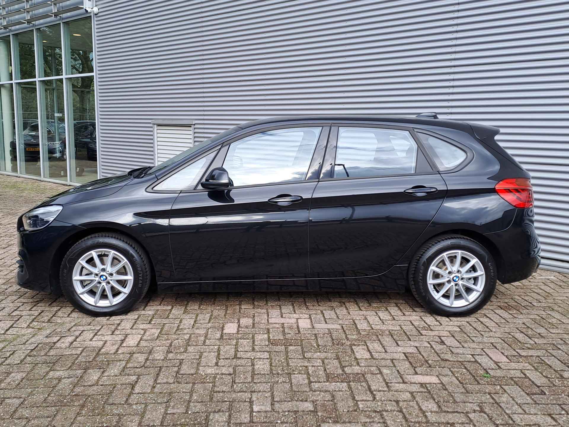 BMW 2 Serie Active Tourer 218i Business Edition AUTOMAAT Navigatie | Cruise | Climate | Parkeersensoren | Head up Display - 2/28