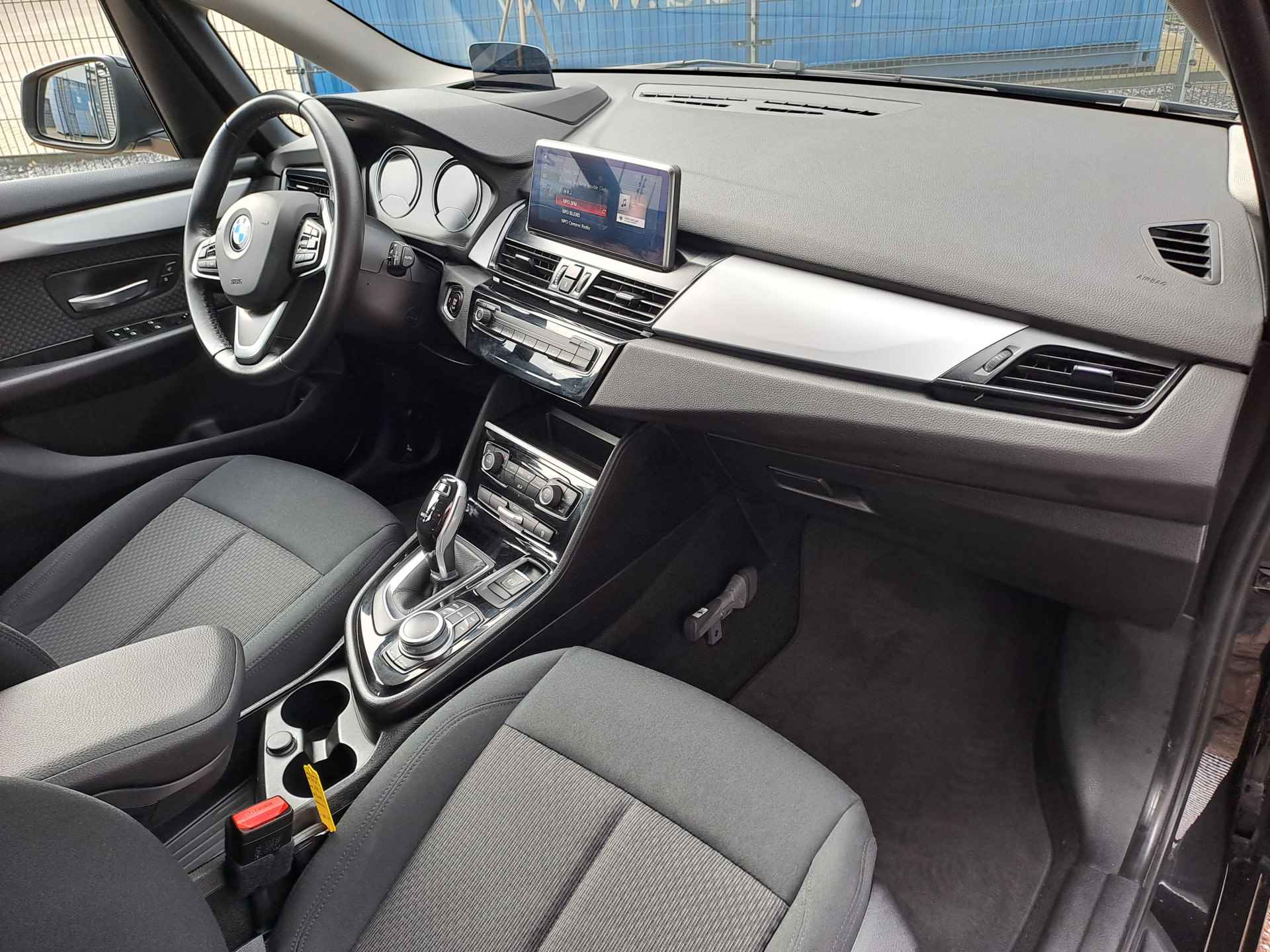 BMW 2 Serie Active Tourer 218i Business Edition AUTOMAAT Navigatie | Cruise | Climate | Parkeersensoren | Head up Display - 9/28