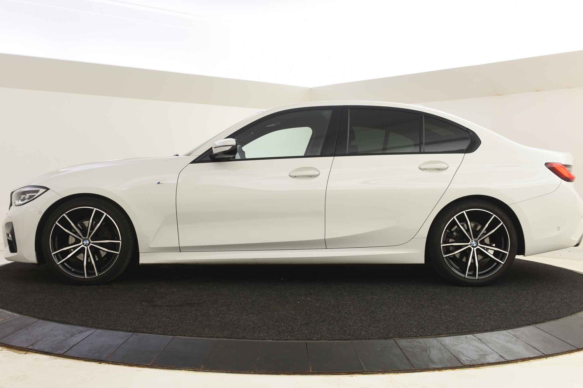 BMW 3-serie 320i M Sport Automaat / Sportstoelen / LED / M Sportonderstel / Stoelverwarming / Live Cockpit Plus / Cruise Control - 4/39