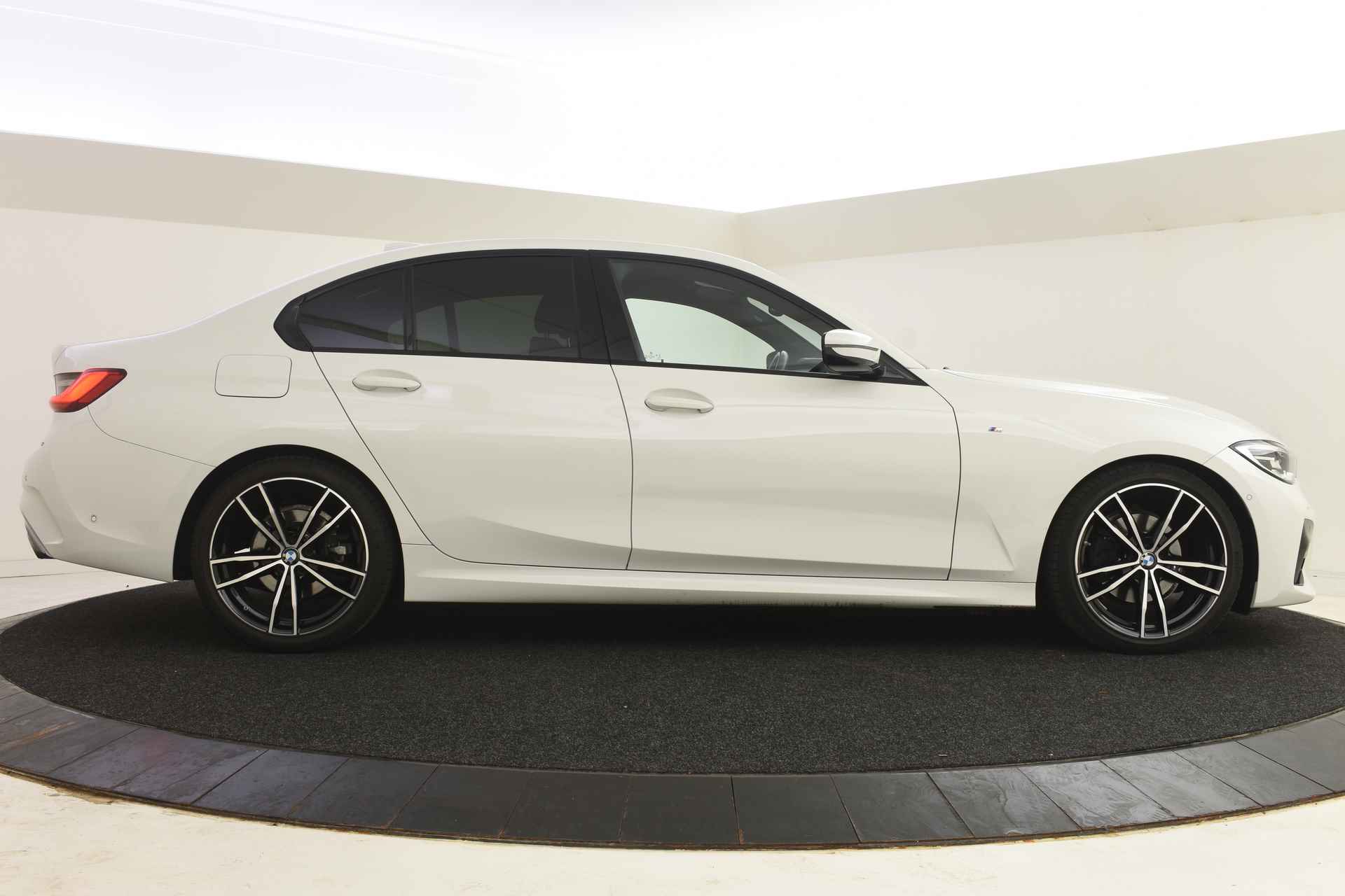 BMW 3-serie 320i M Sport Automaat / Sportstoelen / LED / M Sportonderstel / Stoelverwarming / Live Cockpit Plus / Cruise Control - 12/39