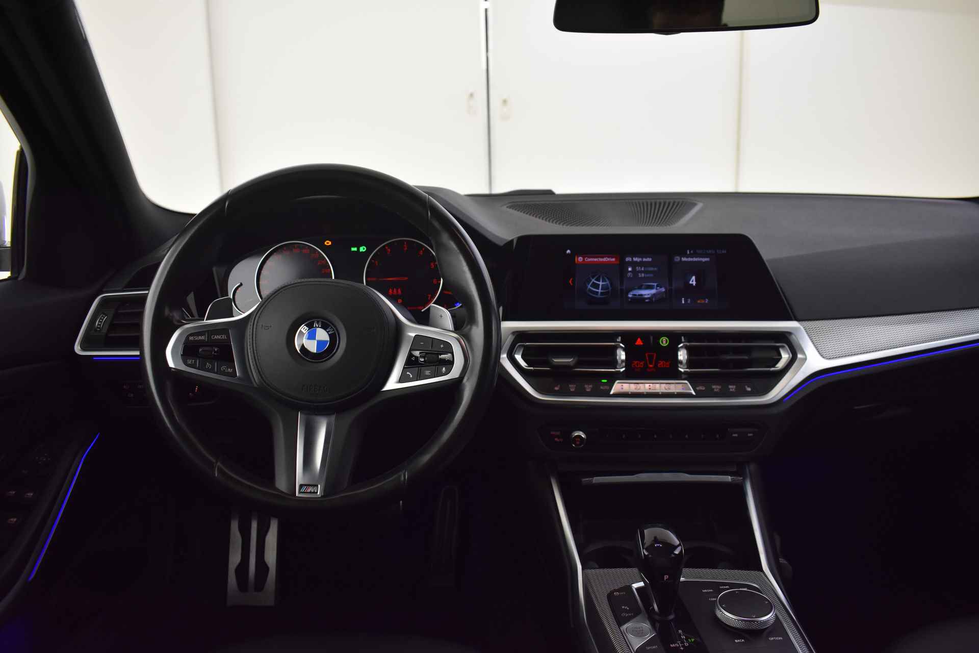 BMW 3-serie 320i M Sport Automaat / Sportstoelen / LED / M Sportonderstel / Stoelverwarming / Live Cockpit Plus / Cruise Control - 30/39