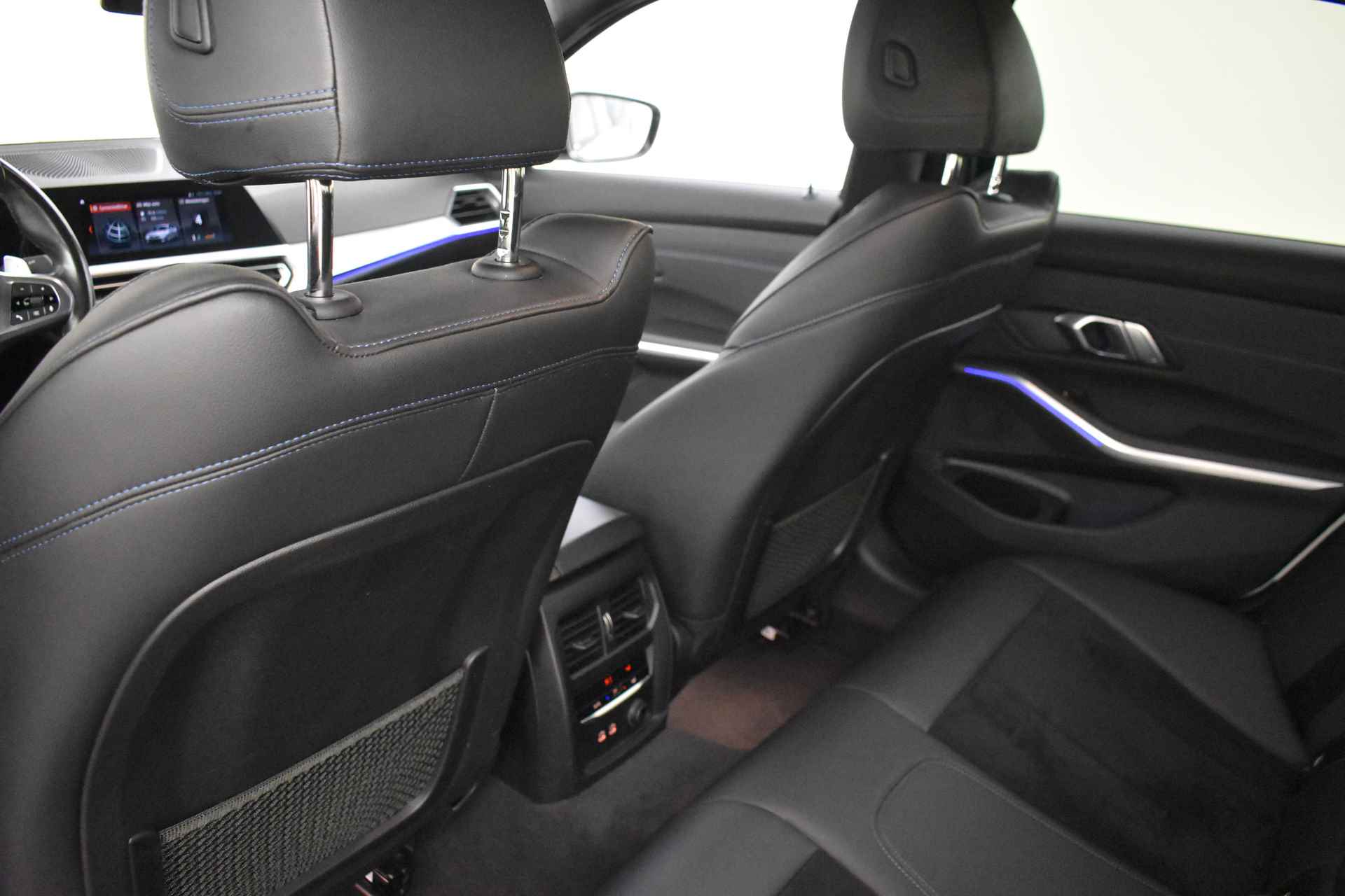 BMW 3-serie 320i M Sport Automaat / Sportstoelen / LED / M Sportonderstel / Stoelverwarming / Live Cockpit Plus / Cruise Control - 32/39