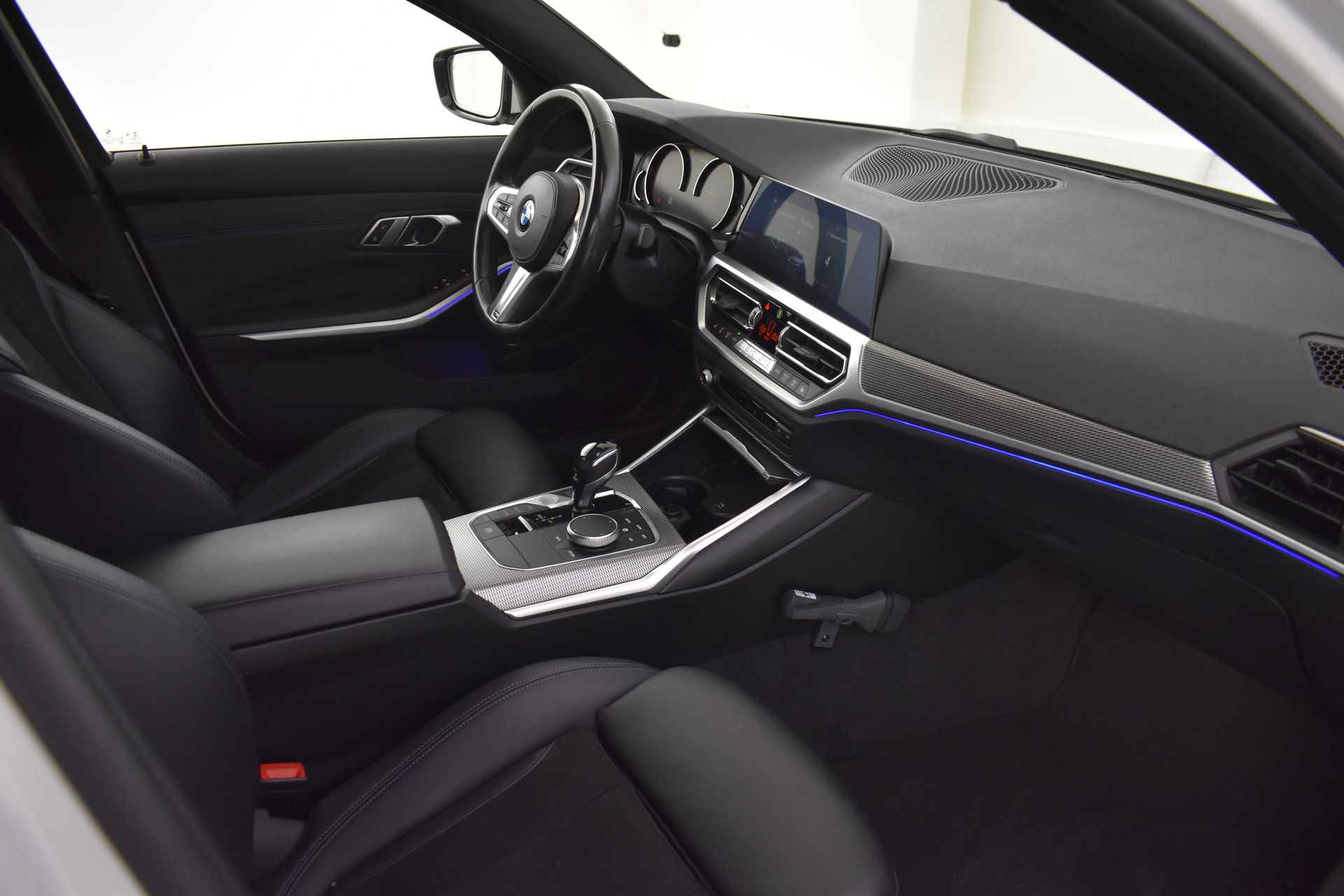 BMW 3-serie 320i M Sport Automaat / Sportstoelen / LED / M Sportonderstel / Stoelverwarming / Live Cockpit Plus / Cruise Control - 35/39