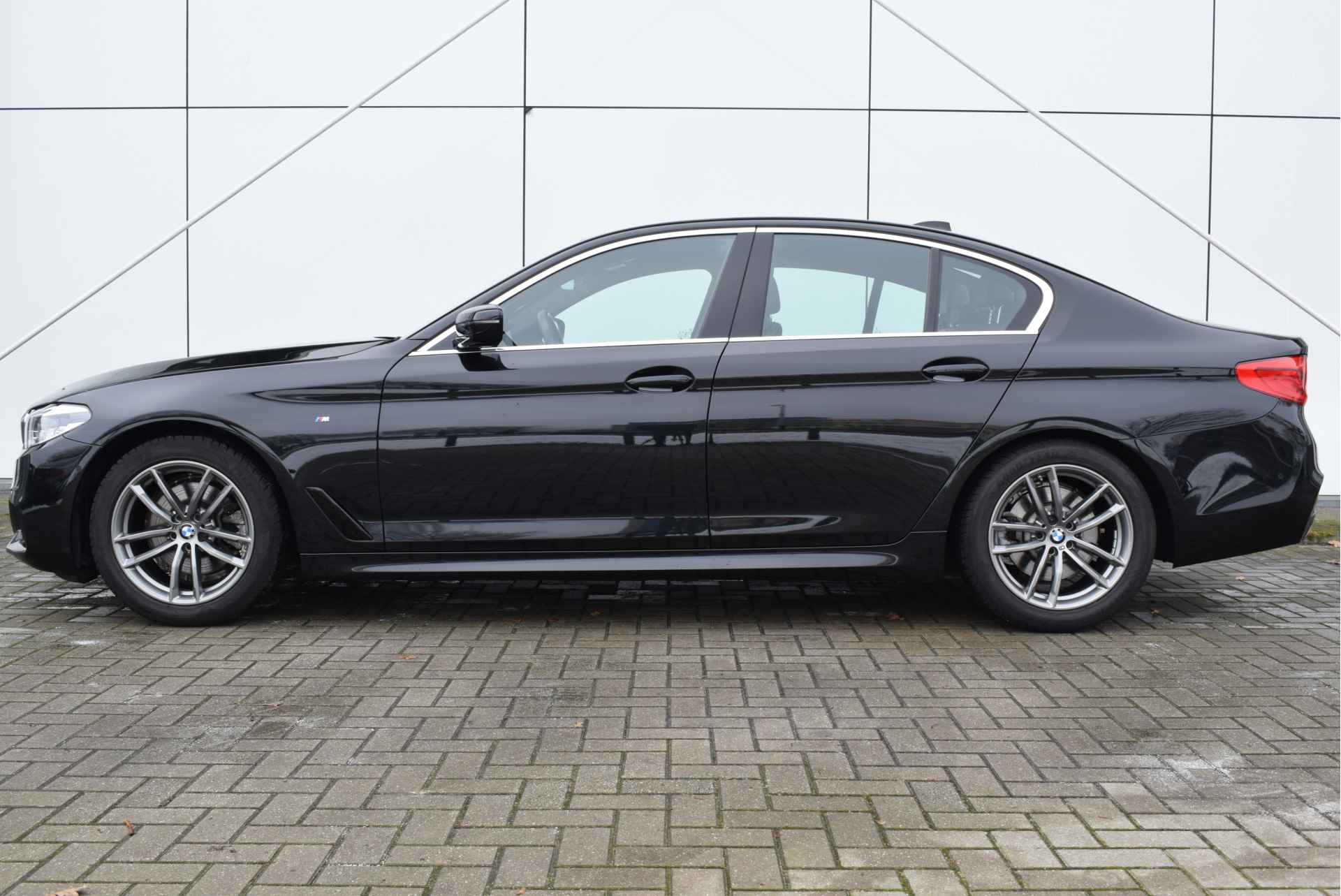 BMW 5 Serie 520i High Executive M Sport Automaat / Adaptieve LED / Parking Assistant / Comfortstoelen / Navigatie Professional / M Sportonderstel / Stoelverwarming - 3/28
