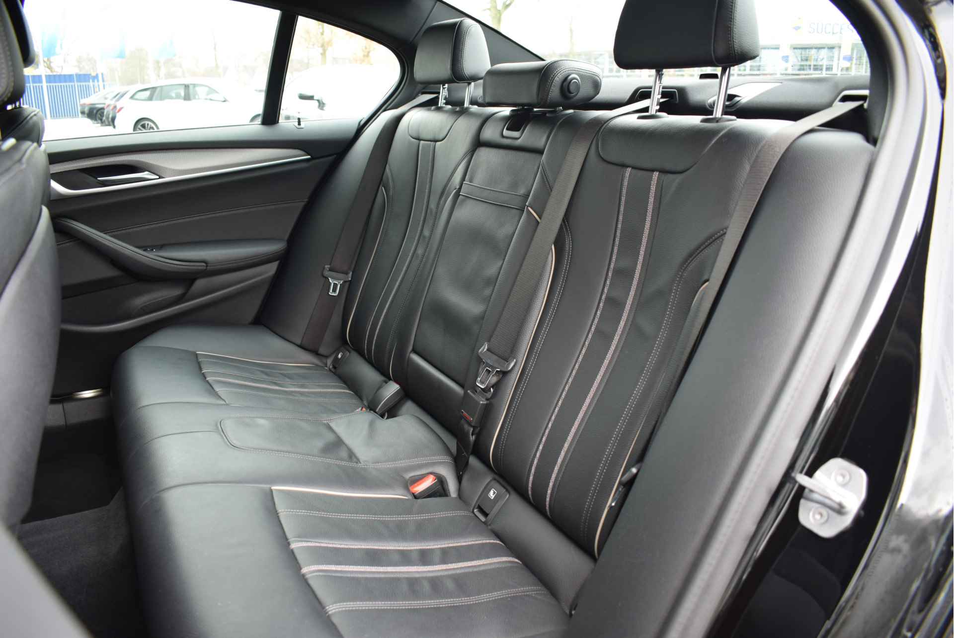 BMW 5 Serie 520i High Executive M Sport Automaat / Adaptieve LED / Parking Assistant / Comfortstoelen / Navigatie Professional / M Sportonderstel / Stoelverwarming - 5/28