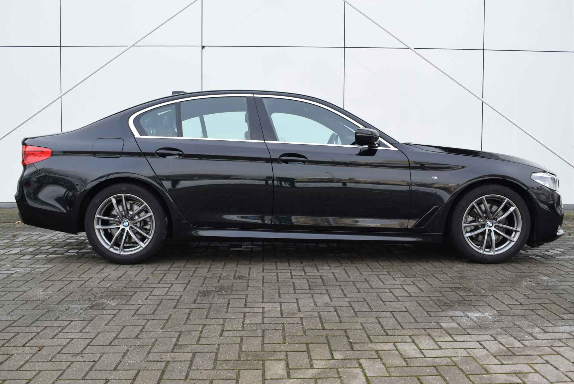 BMW 5 Serie 520i High Executive M Sport Automaat / Adaptieve LED / Parking Assistant / Comfortstoelen / Navigatie Professional / M Sportonderstel / Stoelverwarming - 10/28