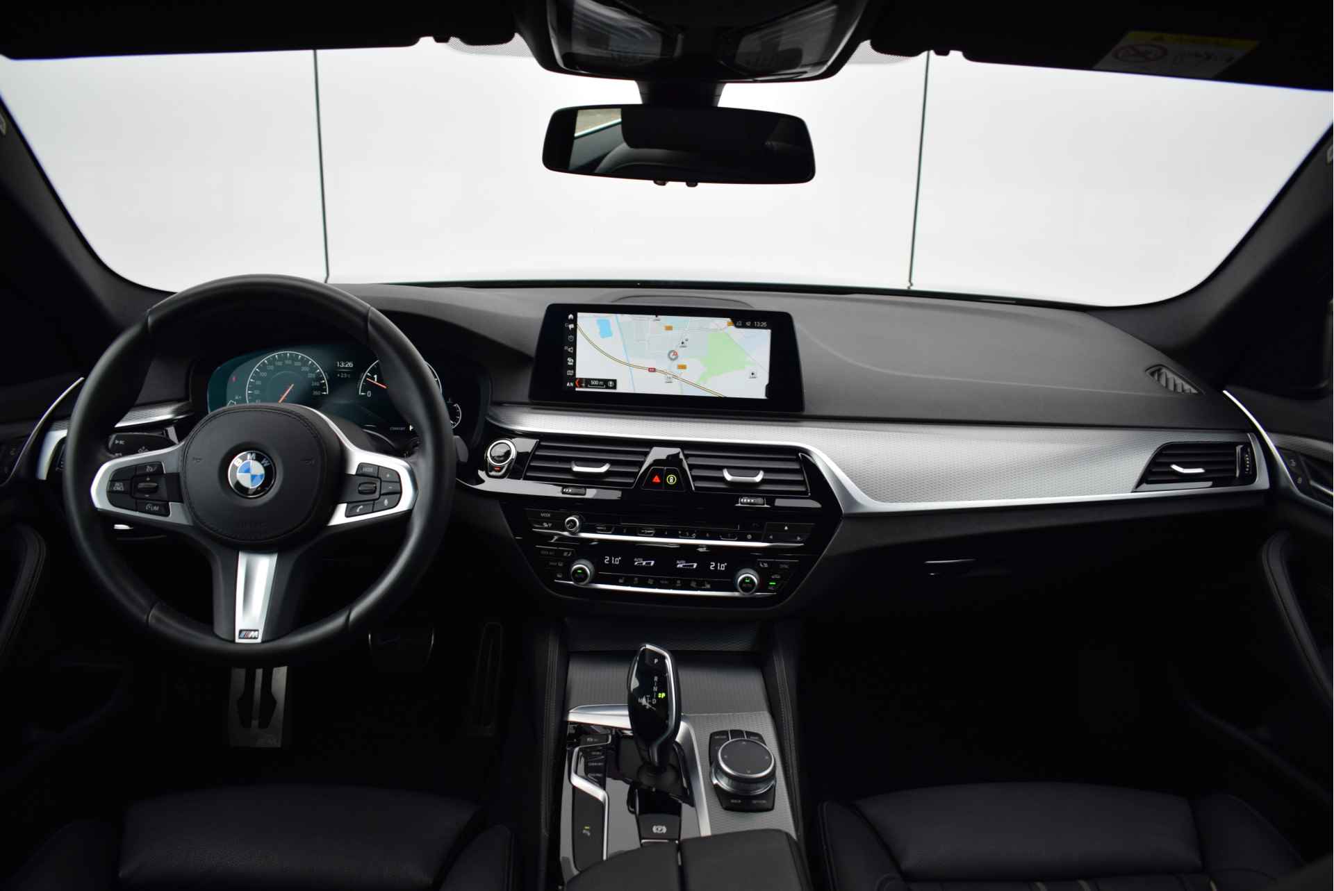 BMW 5 Serie 520i High Executive M Sport Automaat / Adaptieve LED / Parking Assistant / Comfortstoelen / Navigatie Professional / M Sportonderstel / Stoelverwarming - 16/28