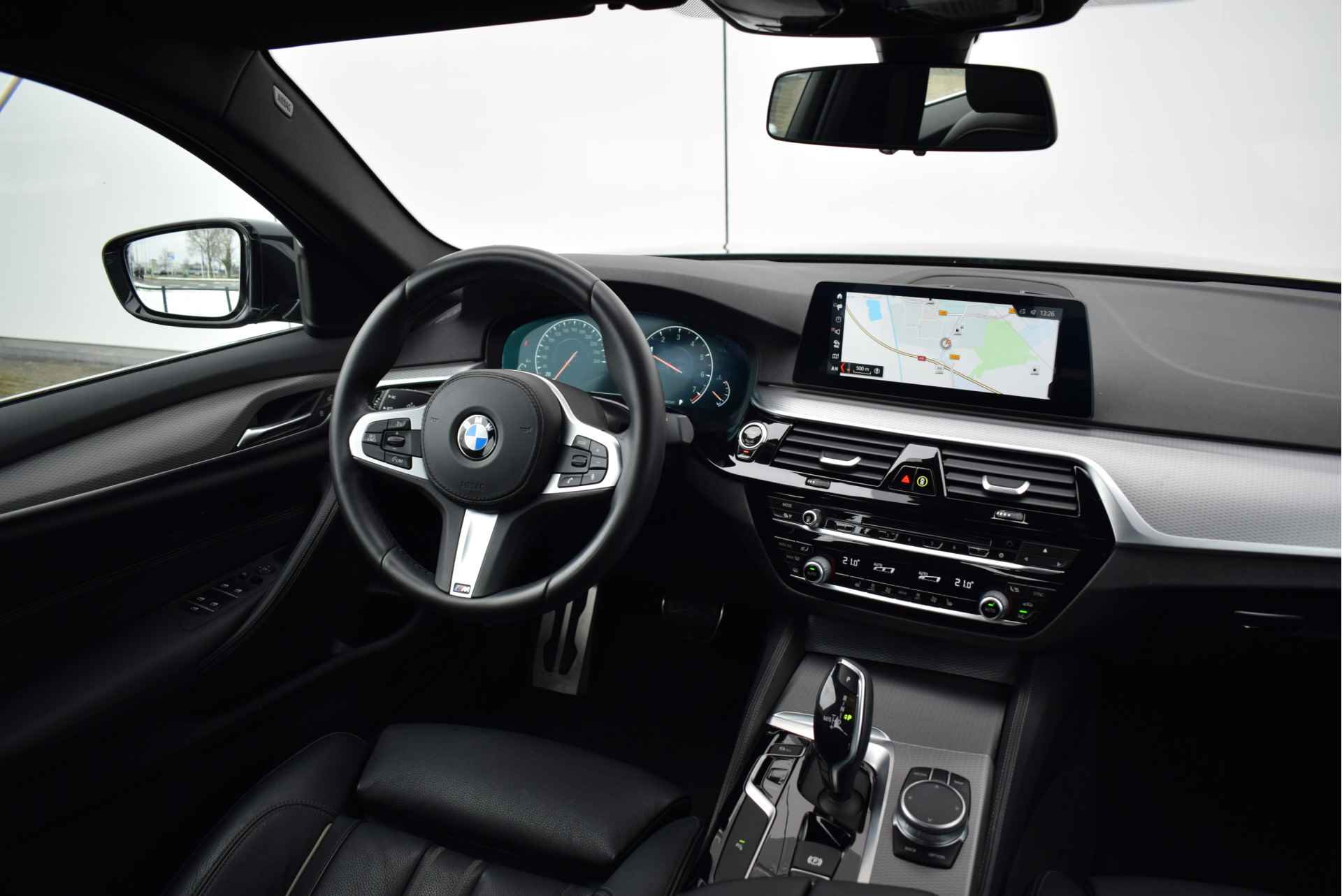 BMW 5 Serie 520i High Executive M Sport Automaat / Adaptieve LED / Parking Assistant / Comfortstoelen / Navigatie Professional / M Sportonderstel / Stoelverwarming - 17/28