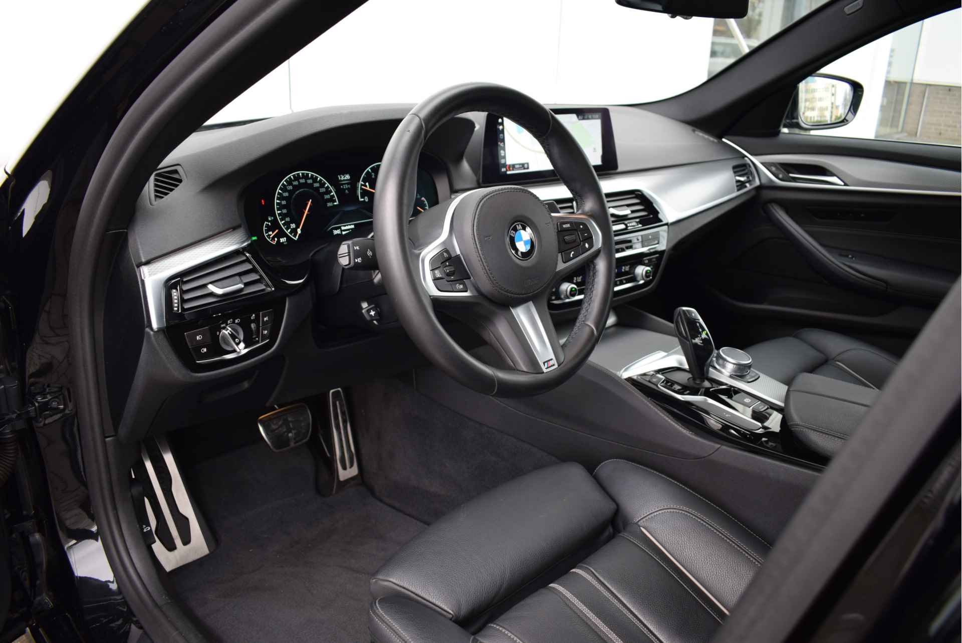 BMW 5 Serie 520i High Executive M Sport Automaat / Adaptieve LED / Parking Assistant / Comfortstoelen / Navigatie Professional / M Sportonderstel / Stoelverwarming - 18/28