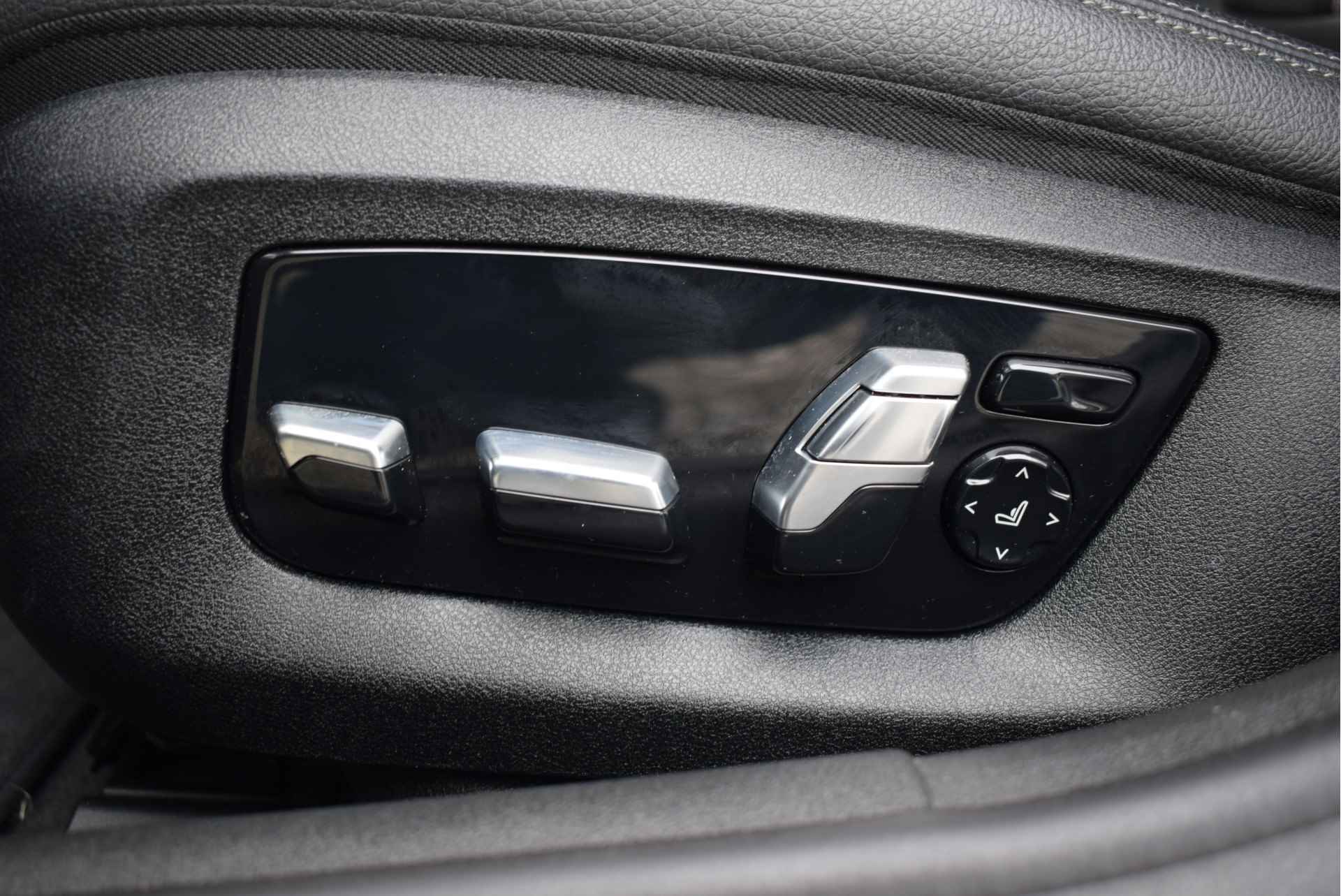 BMW 5 Serie 520i High Executive M Sport Automaat / Adaptieve LED / Parking Assistant / Comfortstoelen / Navigatie Professional / M Sportonderstel / Stoelverwarming - 19/28