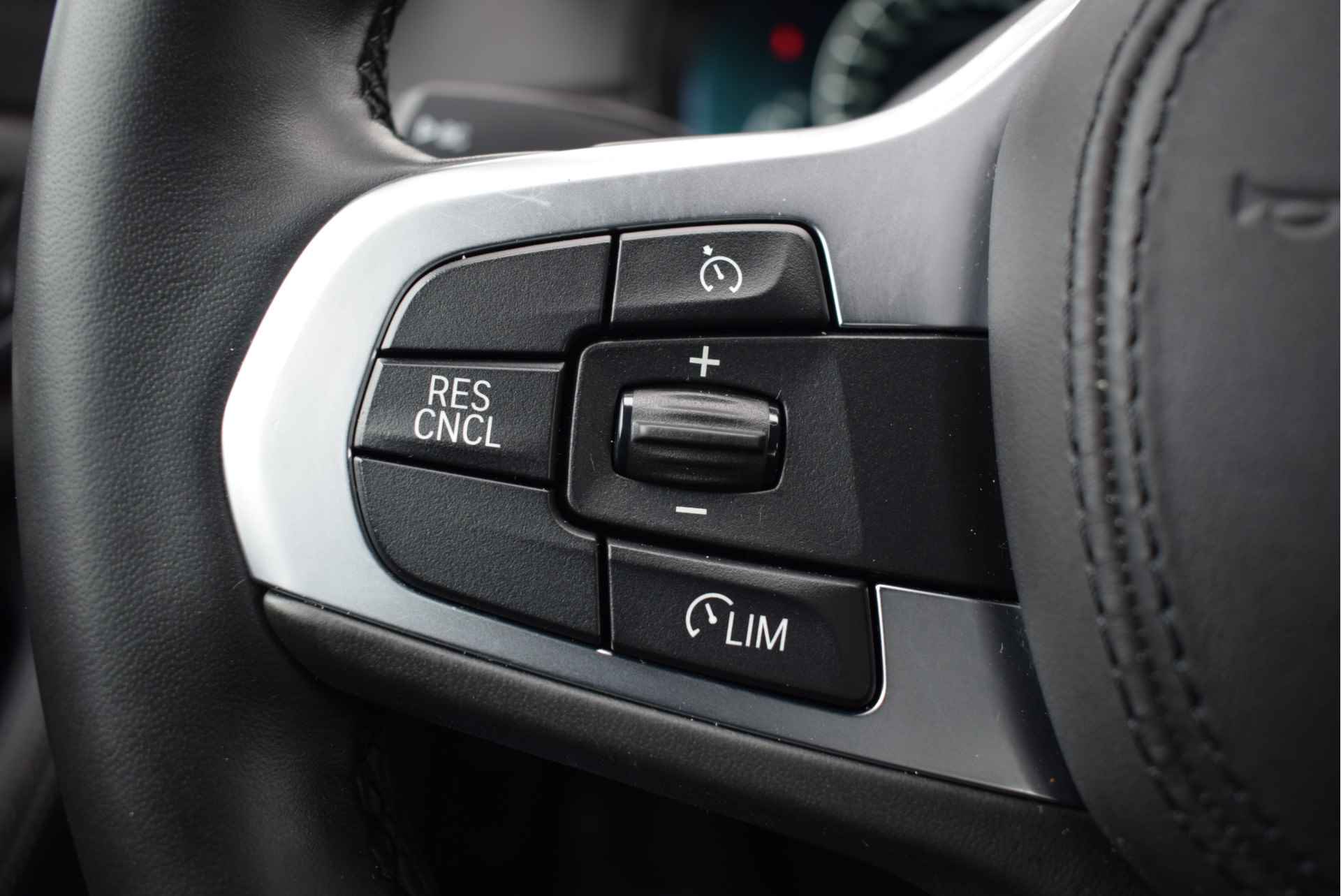 BMW 5 Serie 520i High Executive M Sport Automaat / Adaptieve LED / Parking Assistant / Comfortstoelen / Navigatie Professional / M Sportonderstel / Stoelverwarming - 22/28
