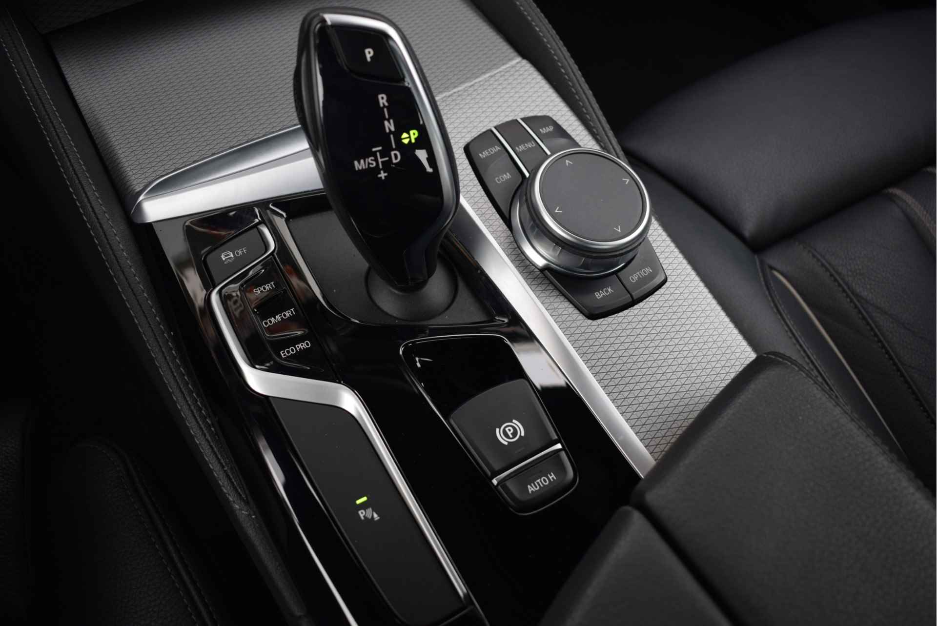 BMW 5 Serie 520i High Executive M Sport Automaat / Adaptieve LED / Parking Assistant / Comfortstoelen / Navigatie Professional / M Sportonderstel / Stoelverwarming - 24/28
