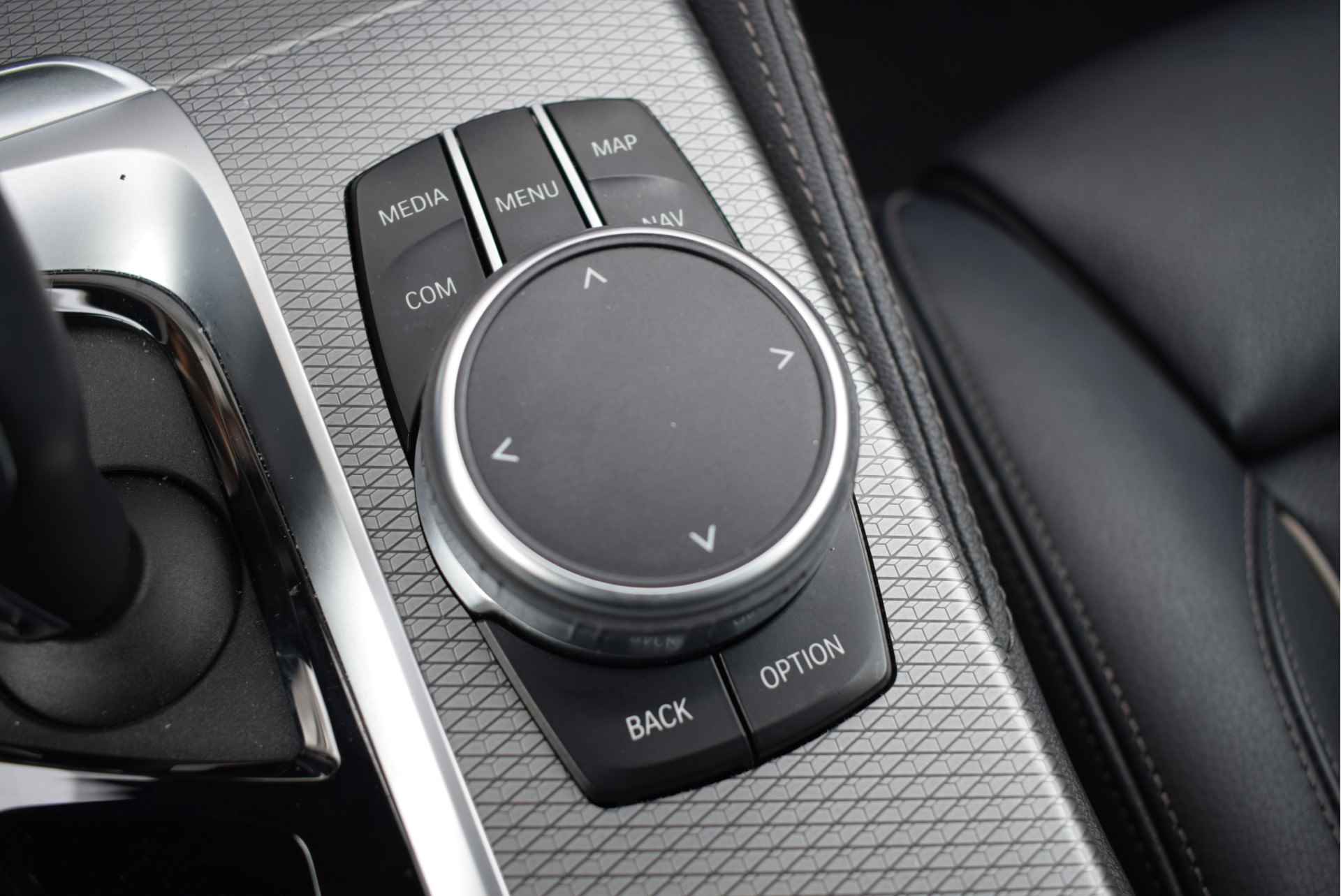 BMW 5 Serie 520i High Executive M Sport Automaat / Adaptieve LED / Parking Assistant / Comfortstoelen / Navigatie Professional / M Sportonderstel / Stoelverwarming - 25/28