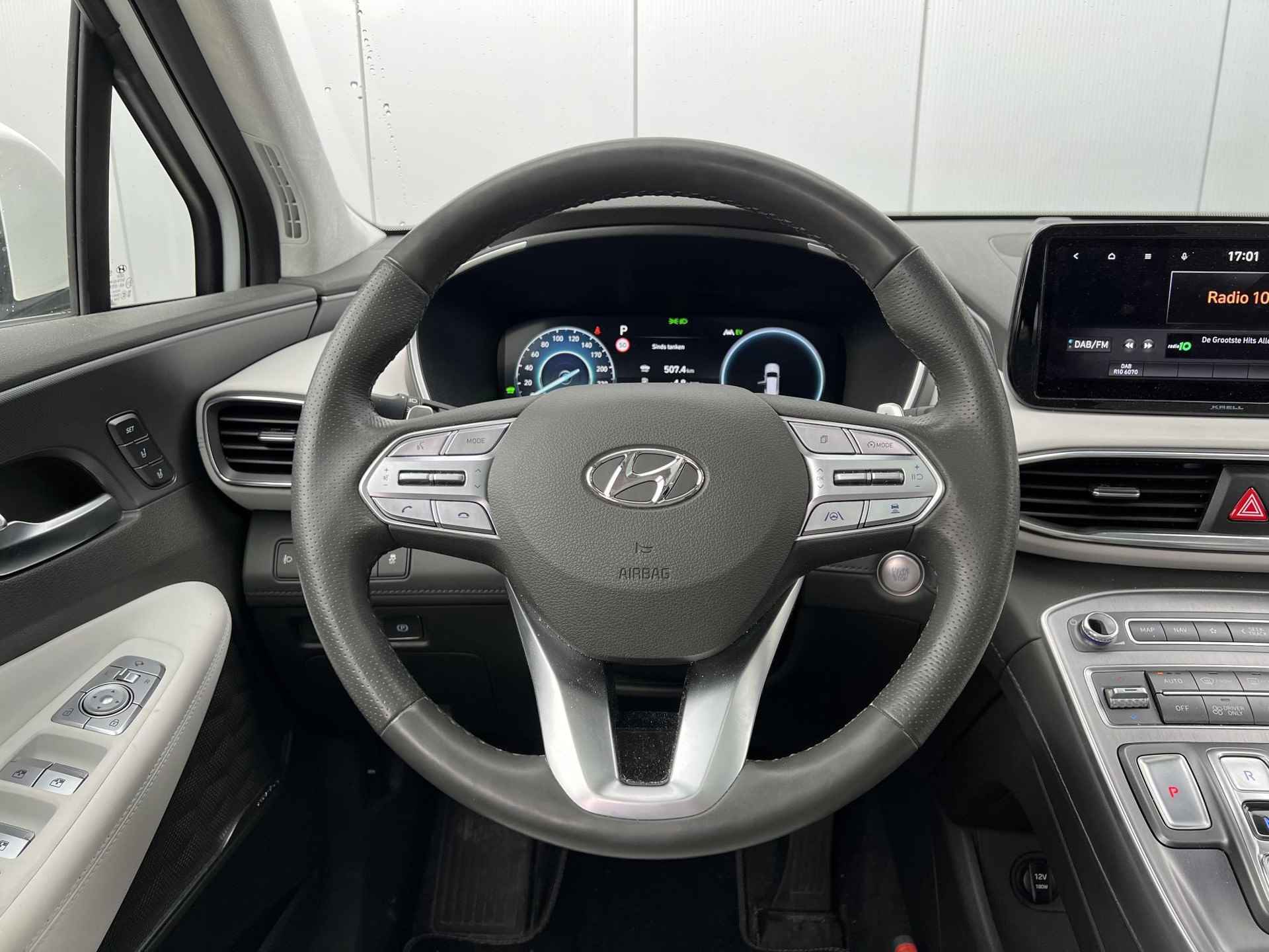 Hyundai Santa Fe 1.6 T-GDI 230 pk HEV Premium Sky Navigatie / 1650 trekgewicht /Elektrische stoelverstelling met Geheugenfunctie / Achteruitrijcamera / Stoelverwarming / Schuif- Kantel dak / - 17/35