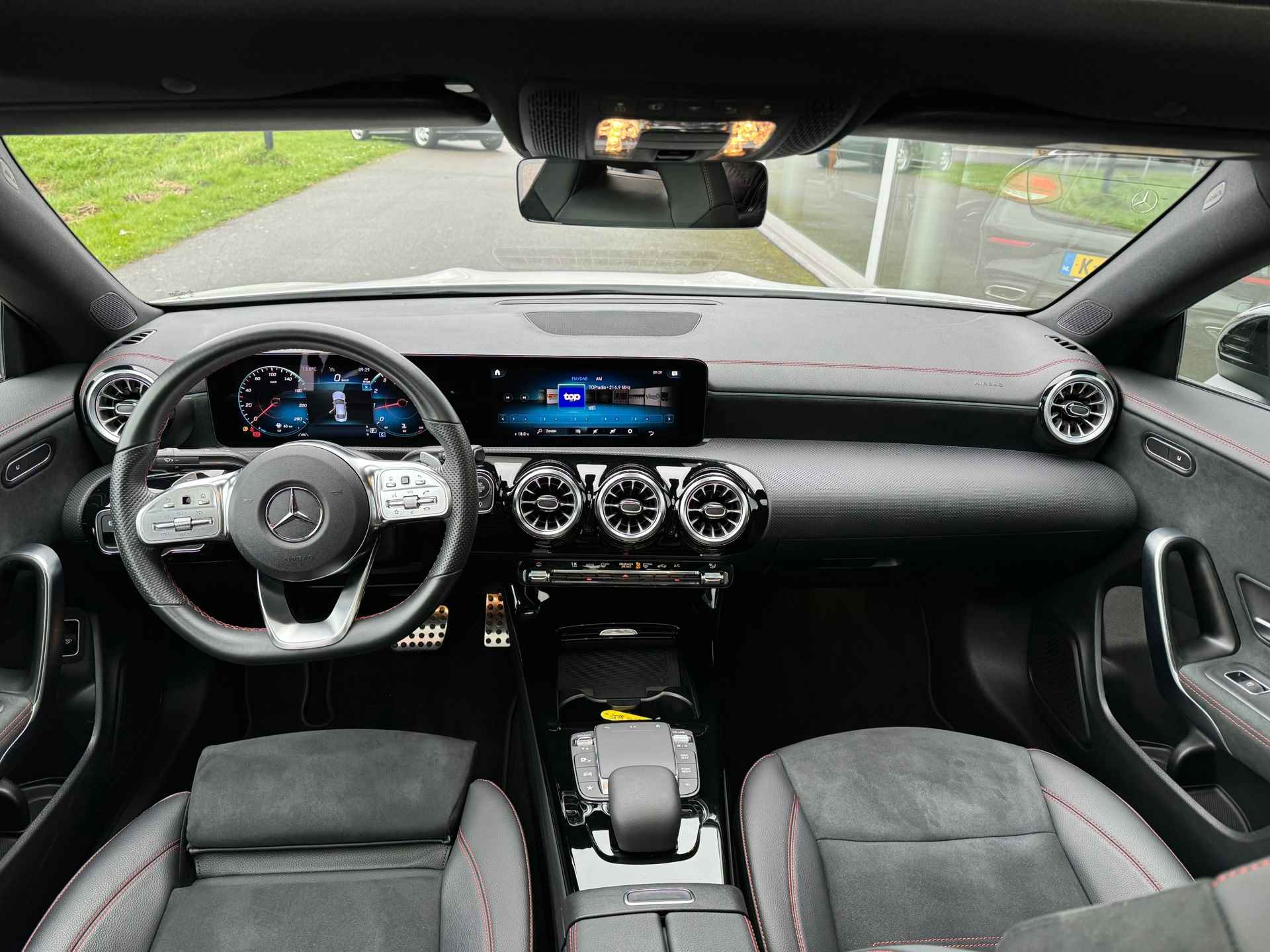 Mercedes-Benz CLA-klasse 180 AMG Line night , automaat panorama dak ,sfeer verlichting - 9/26