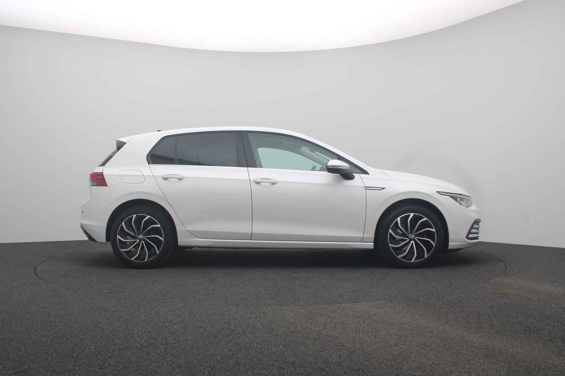 Volkswagen Golf 1.5 eTSI Style | Automaat | Full-Led | Panoramadak | Clima | Parkeersensoren | - 6/44