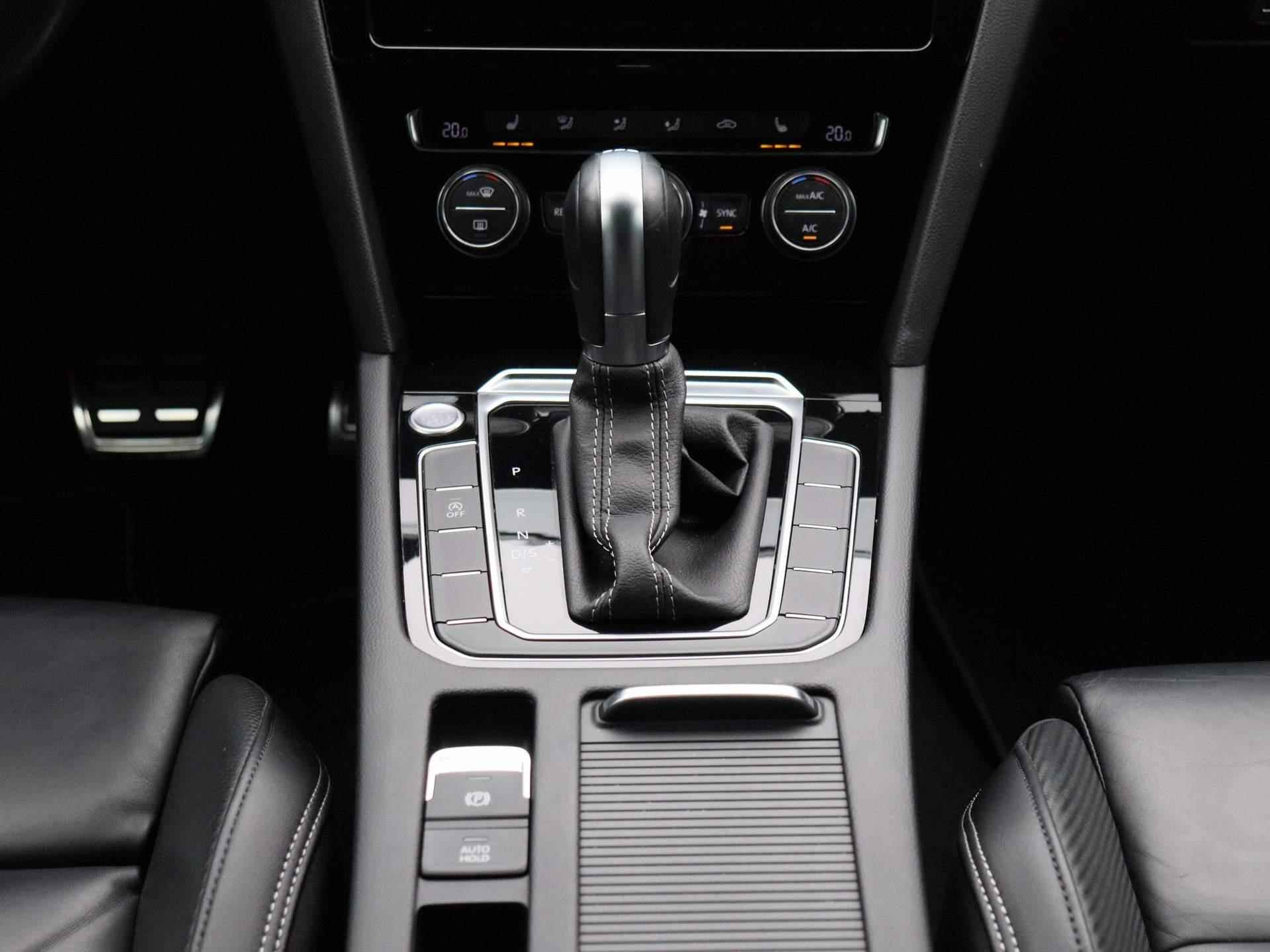Volkswagen Passat Variant 1.5 TSI Highline Business R | Automaat | Leder | Navigatie | Climate contrtol | Camera | LED | LMV | Parkeer sensoren | Stoel verwarming - 10/43