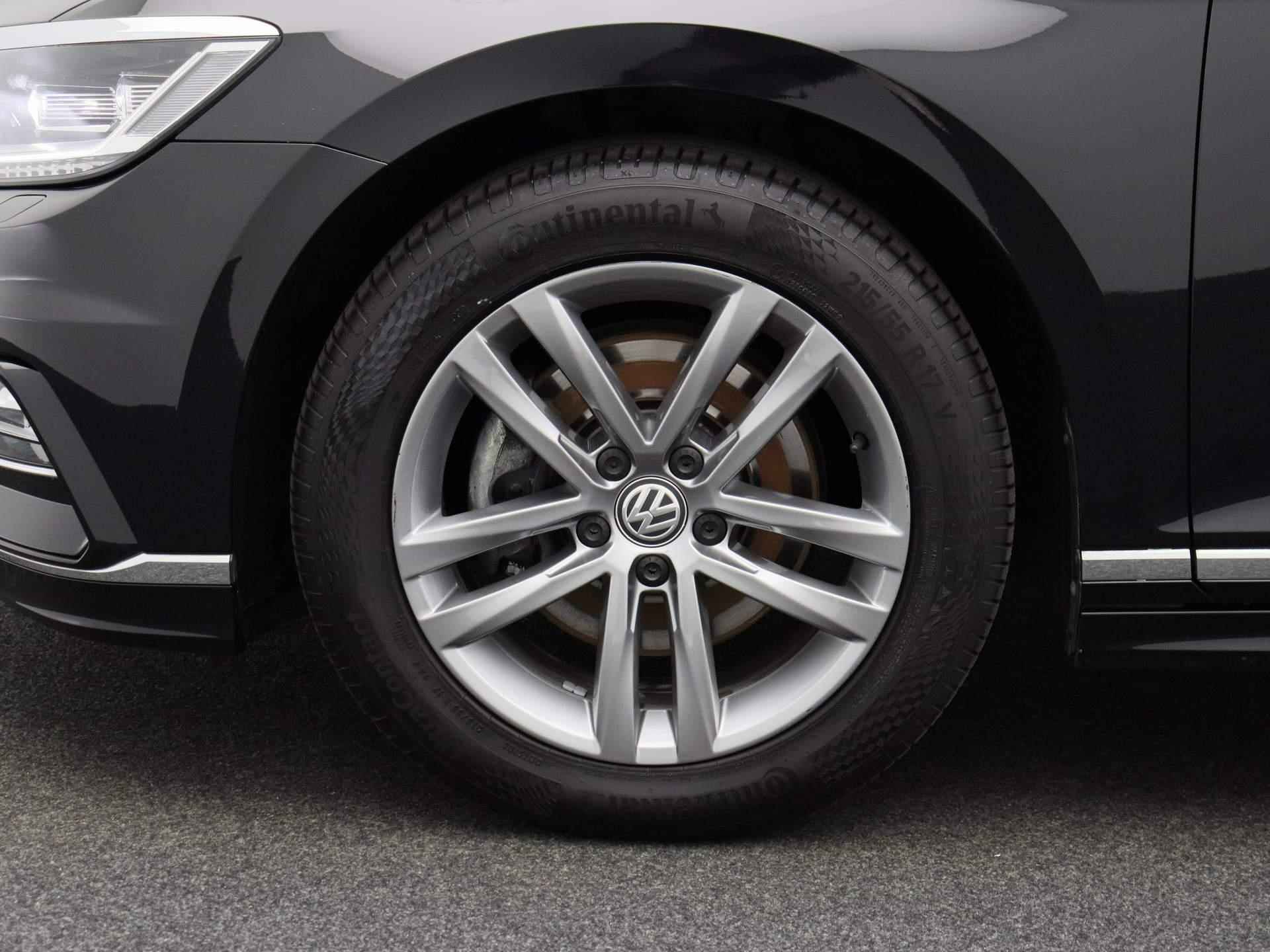 Volkswagen Passat Variant 1.5 TSI Highline Business R | Automaat | Leder | Navigatie | Climate contrtol | Camera | LED | LMV | Parkeer sensoren | Stoel verwarming - 16/43