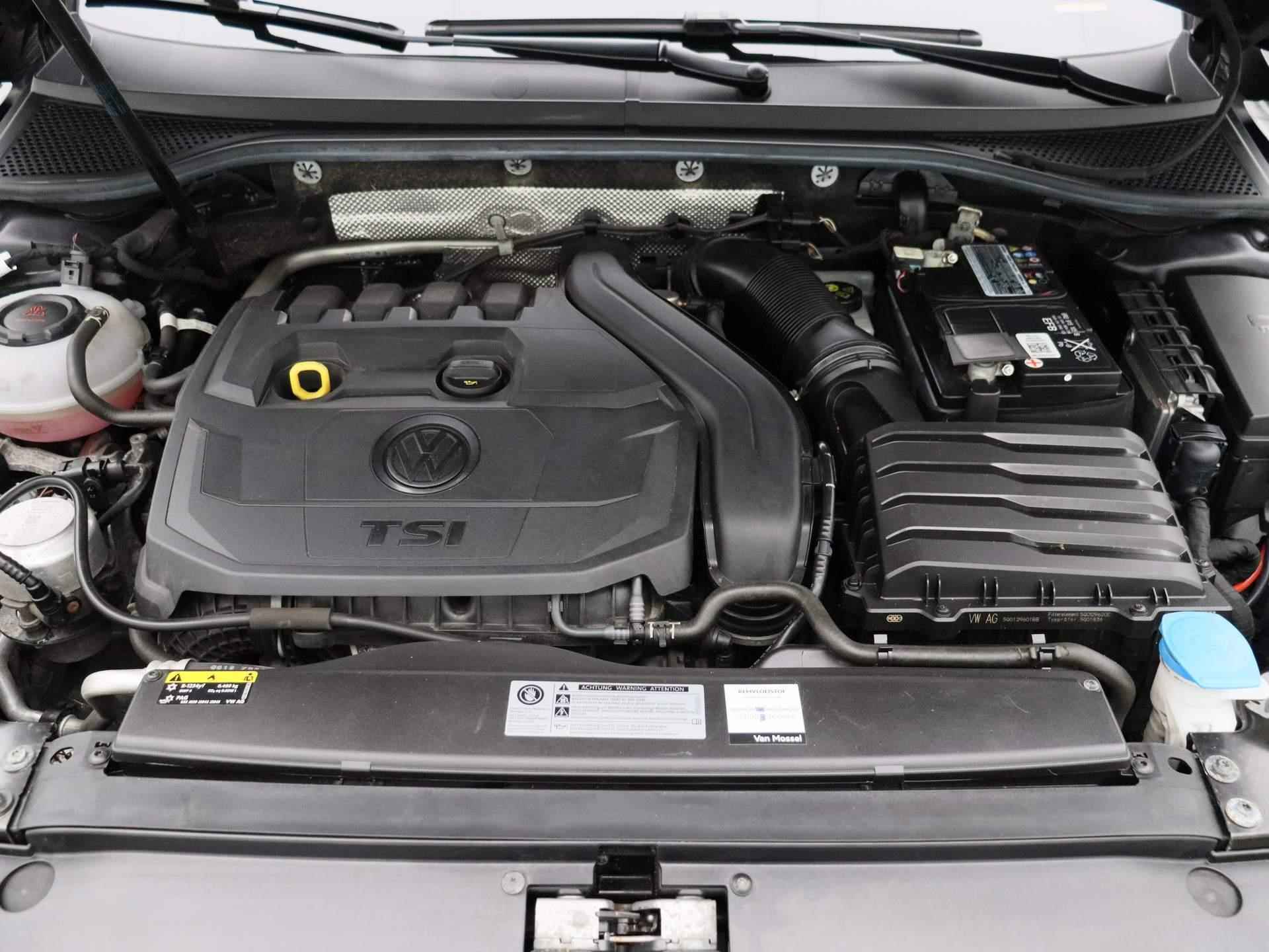 Volkswagen Passat Variant 1.5 TSI Highline Business R | Automaat | Leder | Navigatie | Climate contrtol | Camera | LED | LMV | Parkeer sensoren | Stoel verwarming - 40/43