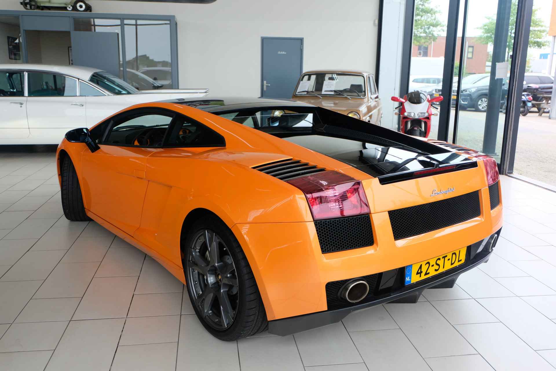 Lamborghini Gallardo SE SLECHTS 250 GEBOUWD/NR 195! BWJ 2005 5.0 V10 520 PK / BTW AUTO! / AUTOMAAT / LEDER / STOELVERW. / CAMERA / NAVI / CLIMA / BI-XENON / SPECIALE CALLISTO VELGEN / TWO TONE - 3/44