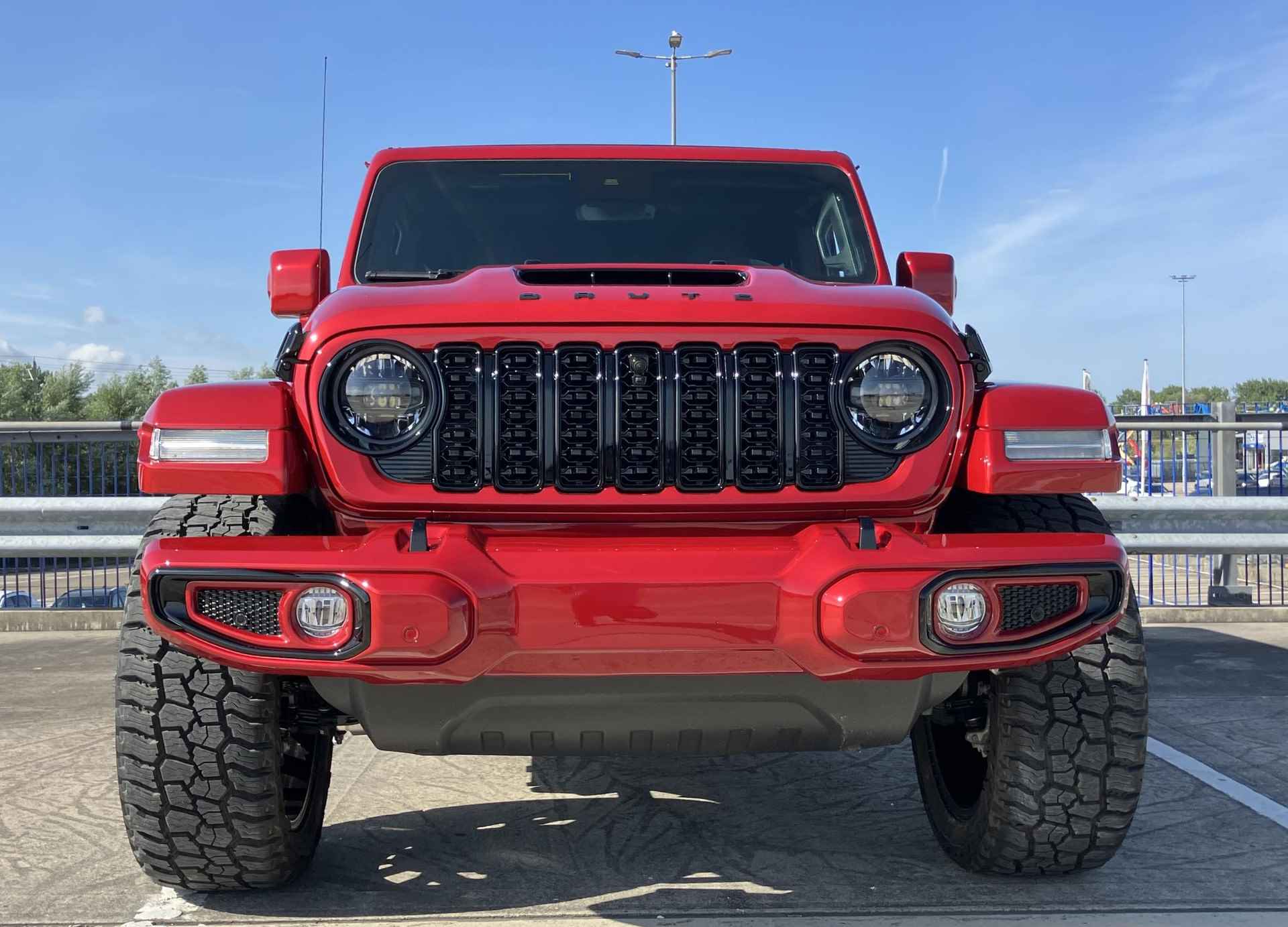 Jeep Wrangler BRUTE Rubicon 4xe 380 / 22" LMV / Hard-Top Jeep Wrangler BRUTE 4xe 380 Custom Skyview BRUTE CUSTOM - Sky View - 22 Inch - 3/58