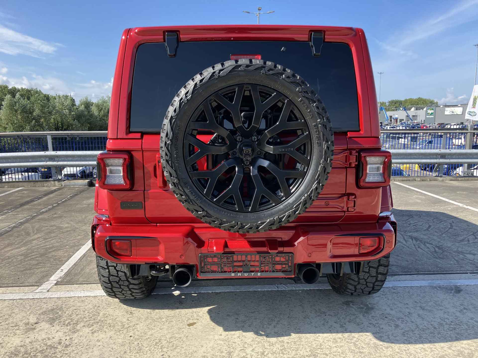 Jeep Wrangler BRUTE Rubicon 4xe 380 / 22" LMV / Hard-Top Jeep Wrangler BRUTE 4xe 380 Custom Skyview BRUTE CUSTOM - Sky View - 22 Inch - 16/58