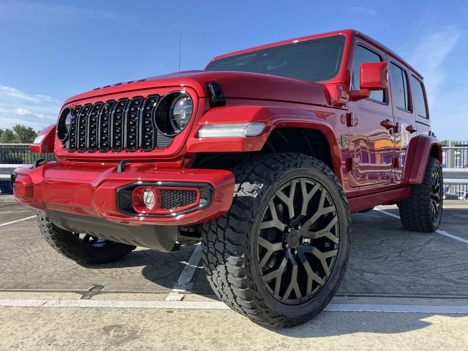 Jeep Wrangler BRUTE Rubicon 4xe 380 / 22" LMV / Hard-Top Jeep Wrangler BRUTE 4xe 380 Custom Skyview BRUTE CUSTOM - Sky View - 22 Inch - 37/58