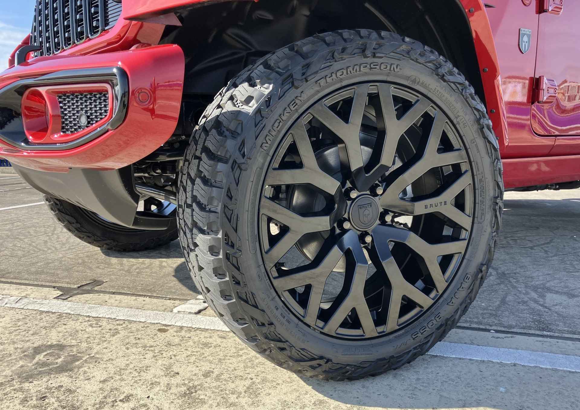 Jeep Wrangler BRUTE Rubicon 4xe 380 / 22" LMV / Hard-Top Jeep Wrangler BRUTE 4xe 380 Custom Skyview BRUTE CUSTOM - Sky View - 22 Inch - 38/58