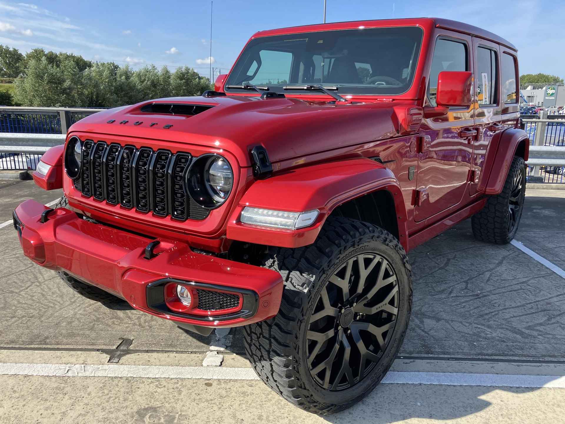 Jeep Wrangler BRUTE Rubicon 4xe 380 / 22" LMV / Hard-Top Jeep Wrangler BRUTE 4xe 380 Custom Skyview BRUTE CUSTOM - Sky View - 22 Inch - 49/58