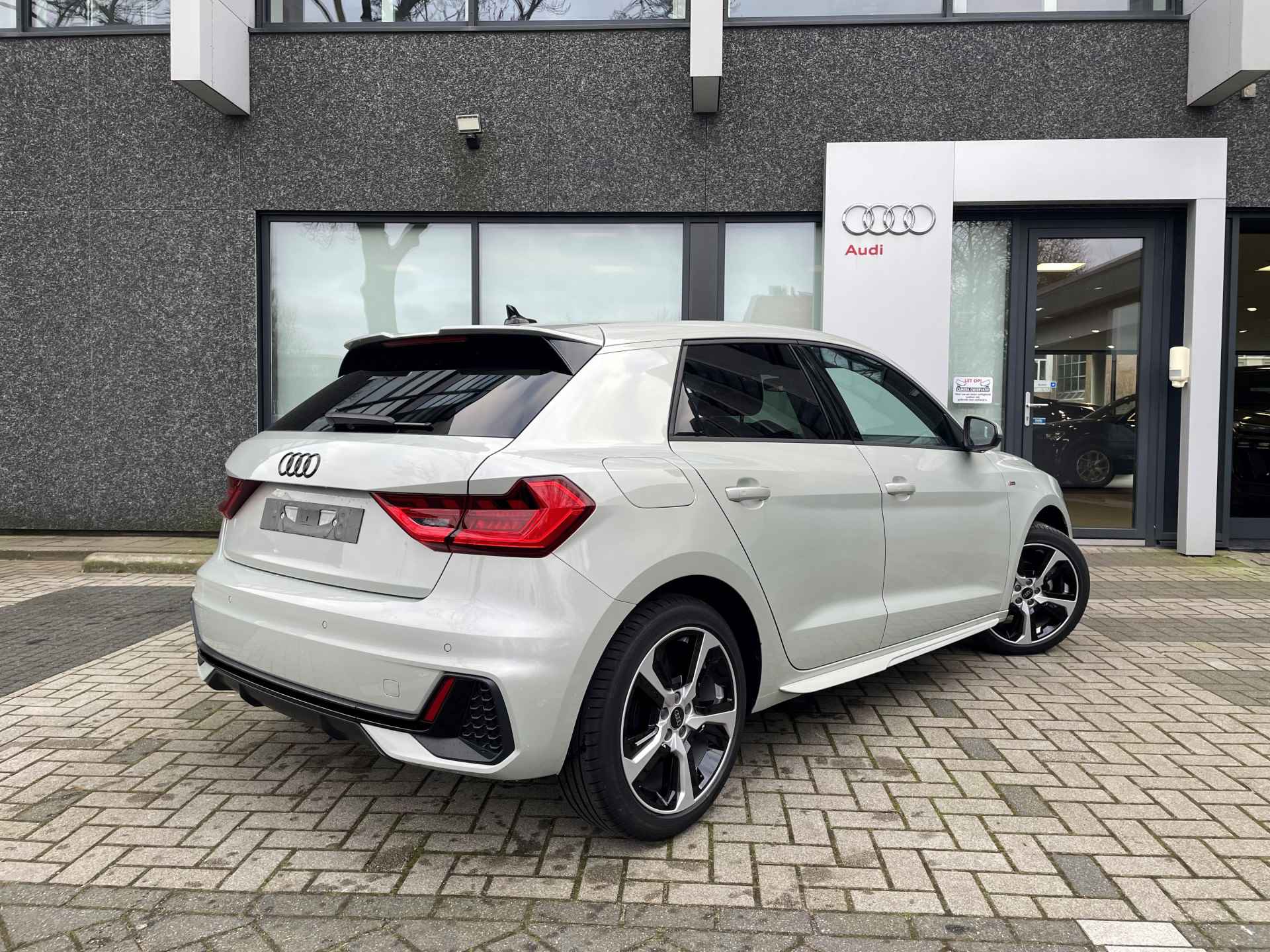 Audi A1 Sportback 25 TFSI Advanced edition S-line exterieur/17 inch velgen/Stoelverwarming/Optiekpakket zwart plus/ Adaptieve cruisecontrol/MMI navigatie/Parkeersensoren voor & achter - 3/13