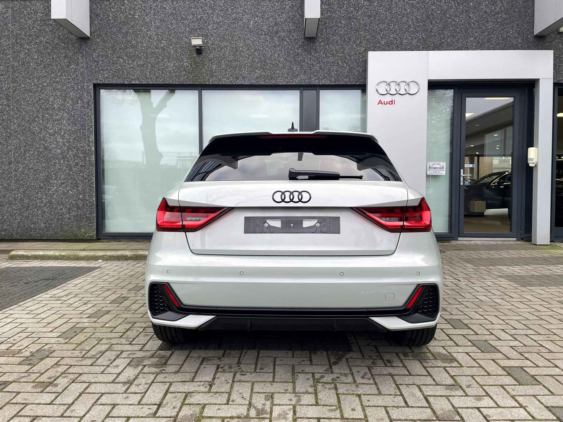 Audi A1 Sportback 25 TFSI Advanced edition S-line exterieur/17 inch velgen/Stoelverwarming/Optiekpakket zwart plus/ Adaptieve cruisecontrol/MMI navigatie/Parkeersensoren voor & achter - 6/13