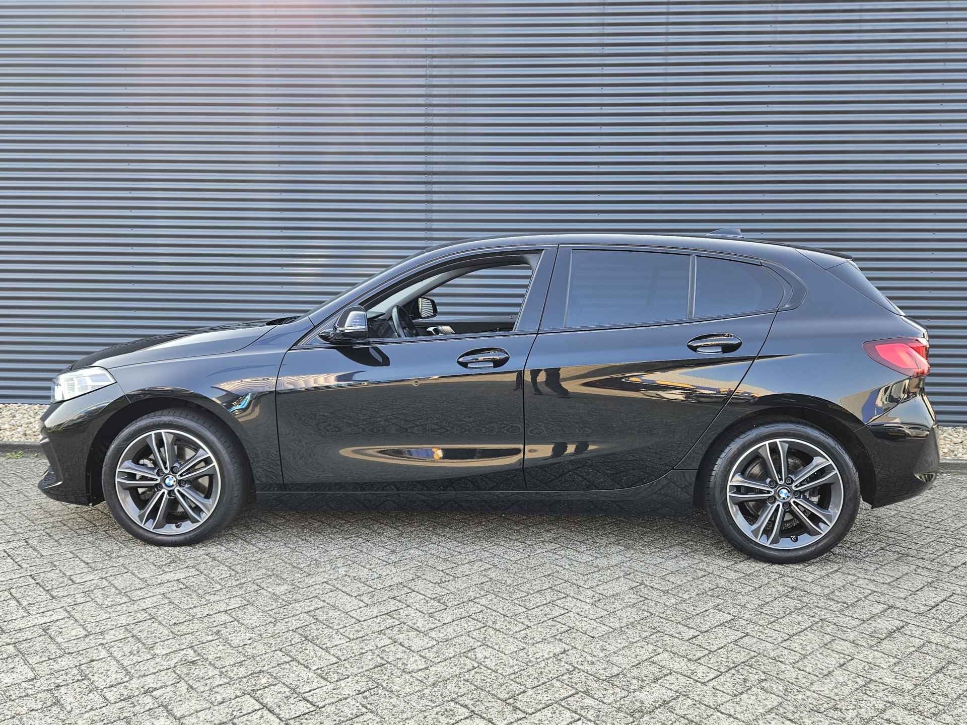 BMW 1-serie 118i Executive Edition | Automaat | Sportstoelen |  Navigatie | Climate Control | LED koplampen | Parkeersensoren voor en achter | Apple Carplay en Android Auto | - 4/45