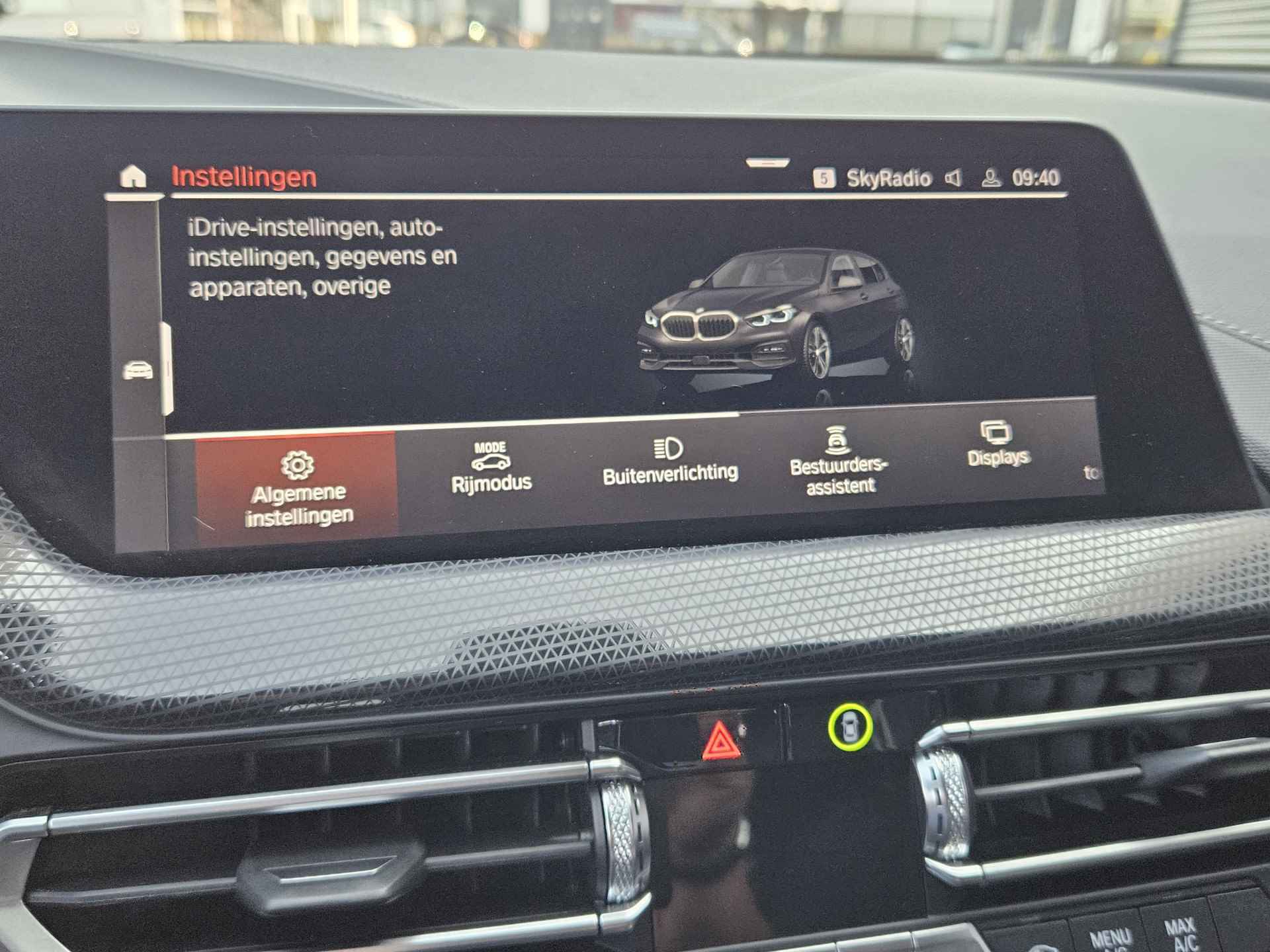 BMW 1-serie 118i Executive Edition | Automaat | Sportstoelen |  Navigatie | Climate Control | LED koplampen | Parkeersensoren voor en achter | Apple Carplay en Android Auto | - 24/45