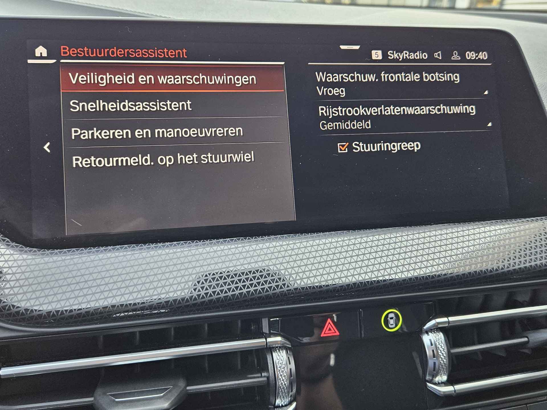 BMW 1-serie 118i Executive Edition | Automaat | Sportstoelen |  Navigatie | Climate Control | LED koplampen | Parkeersensoren voor en achter | Apple Carplay en Android Auto | - 25/45