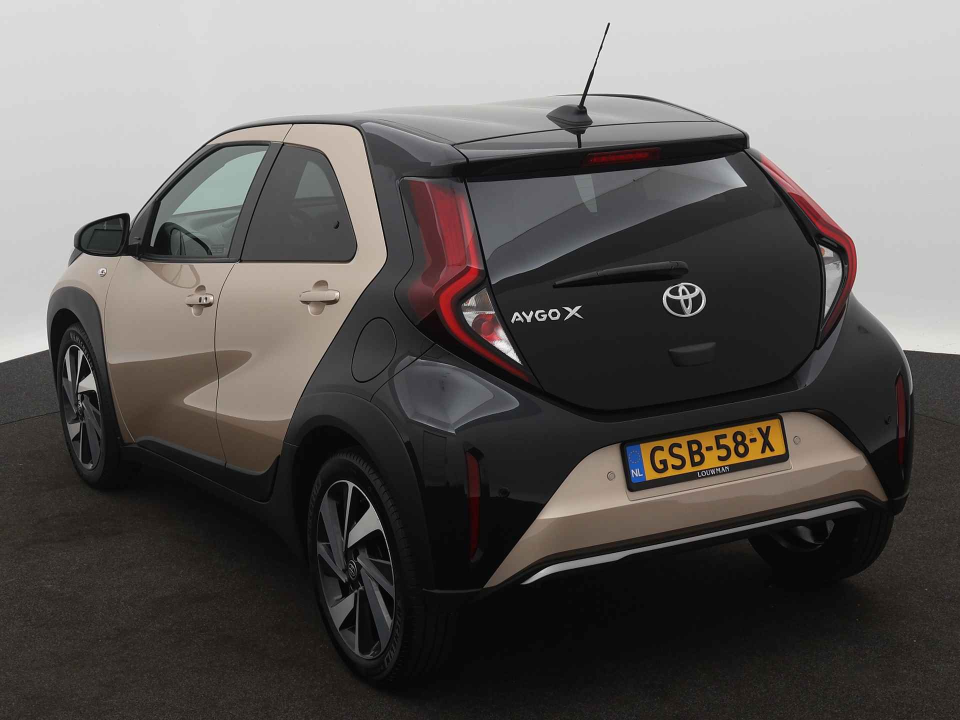 Toyota Aygo X 1.0 Envy + Limited | Navigatie | Camera | Climate control | Stoelverwarming | Half leder | LM velgen | - 17/43