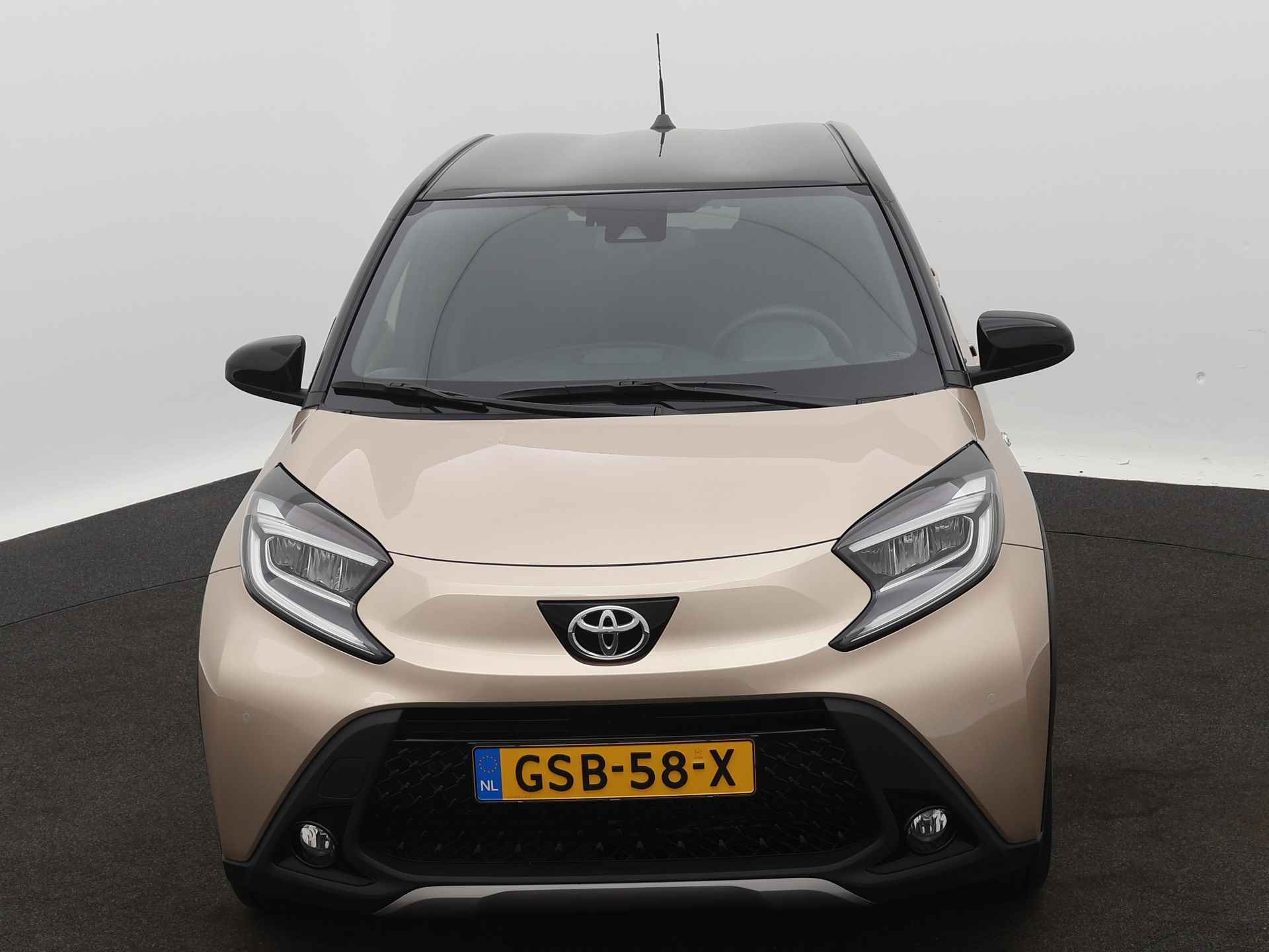 Toyota Aygo X 1.0 Envy + Limited | Navigatie | Camera | Climate control | Stoelverwarming | Half leder | LM velgen | - 28/43