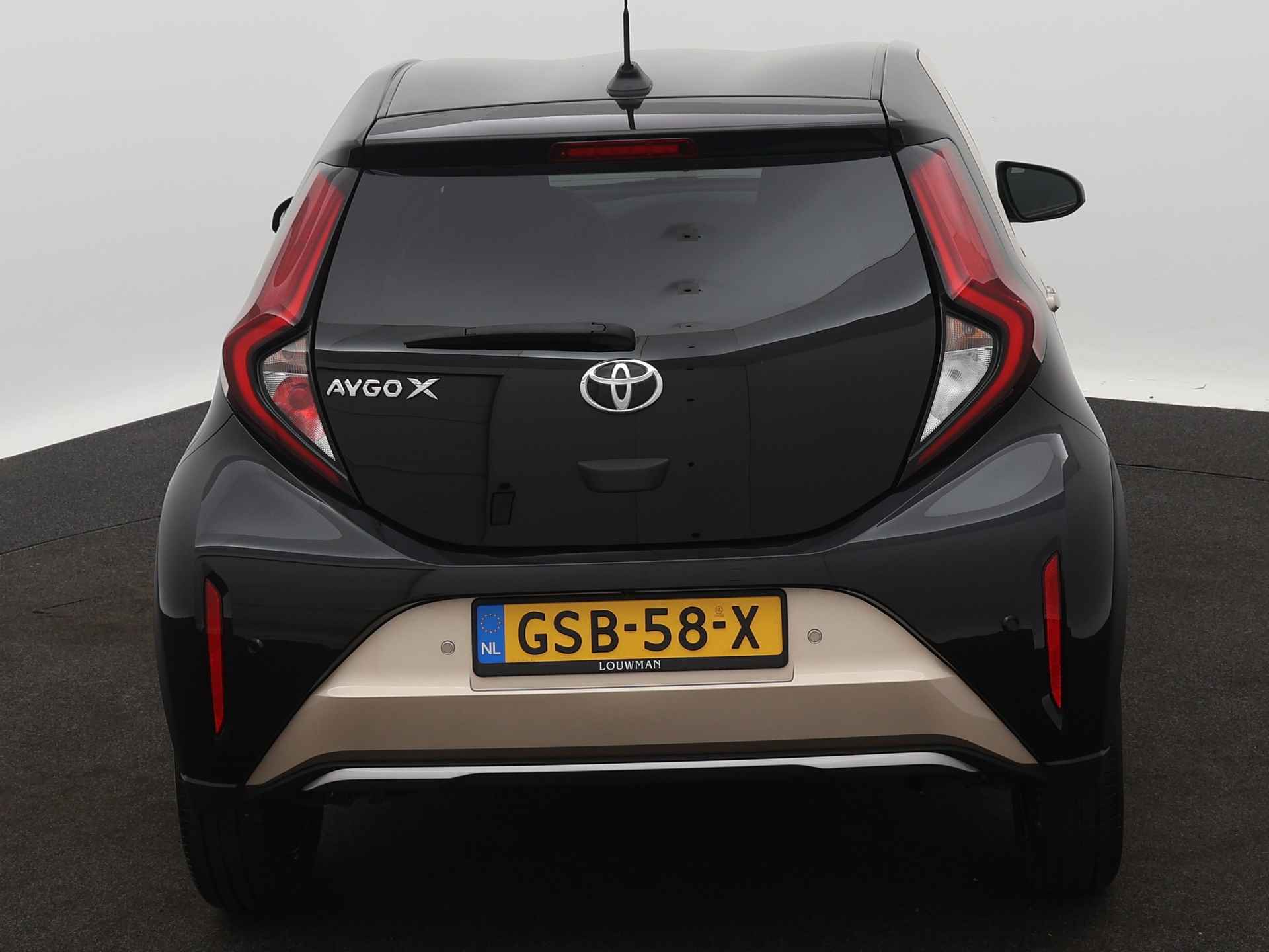 Toyota Aygo X 1.0 Envy + Limited | Navigatie | Camera | Climate control | Stoelverwarming | Half leder | LM velgen | - 30/43