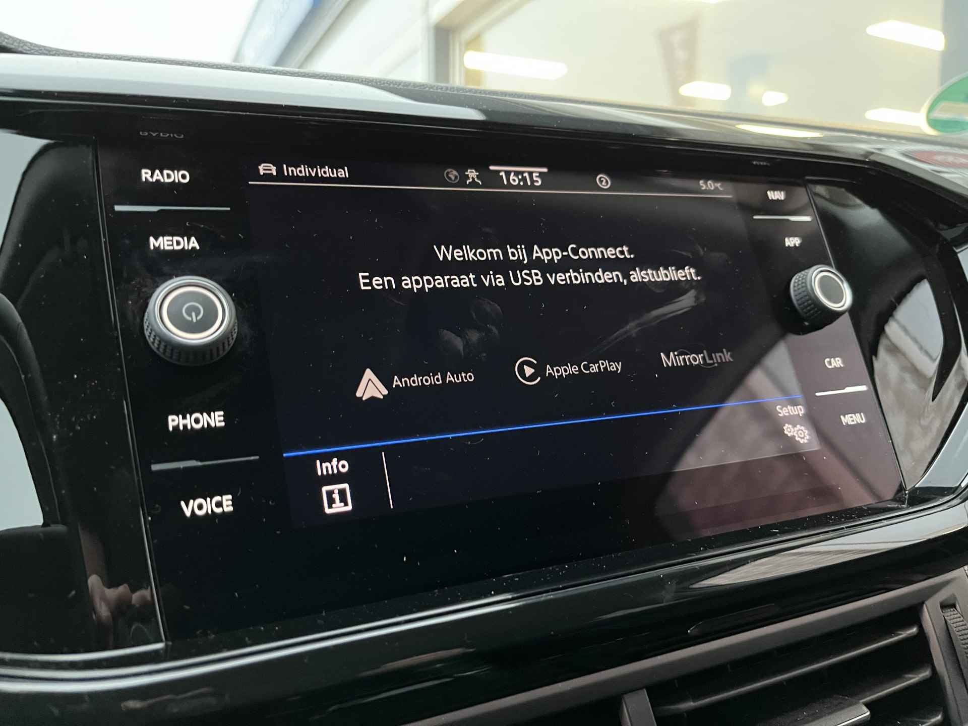 Volkswagen T-Cross 1.0 TSI R-Line / AUTOMAAT/ CAMERA/ PARK. SENSOREN/ STOELVERWARM./ DIGITAL DASHBOARD/ LED/ ADAPT. CRUISE/ APP-CONNECT/ NAVI/ CLIMA/ DAB/ 18" LMV - 16/27