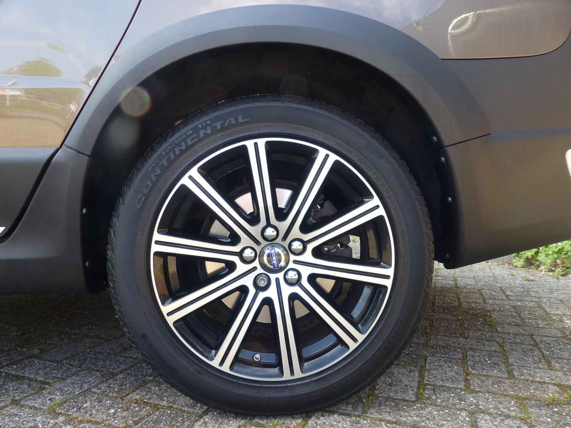 Volvo XC70 D4 Aut.  Nordic+Luxury | Schuif-/ kanteldak| Afneembare trekhaak| Elektrisch bedienbare bestuurdersstoel met geheugenfunctie| Verwarmbare voorstoelen| Verwarmbare voorruit| Bi-Xenon koplampen| - 18/30