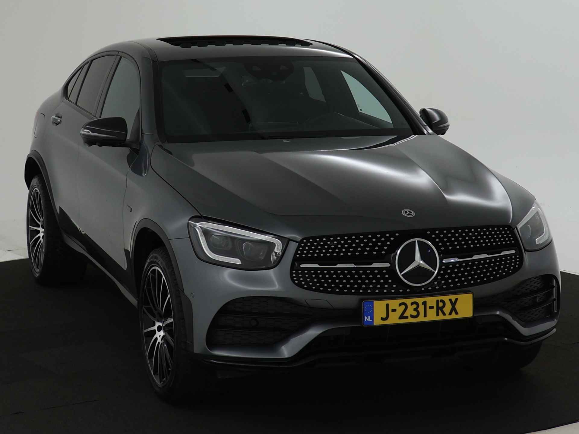 Mercedes-Benz GLC Coupé 300 e AMG Plug-In Hybride | Schuif-Kanteldak | AMG Styling | Night Pakket | Inclusief 24 maanden MB Certified garantie voor Europa. - 29/46