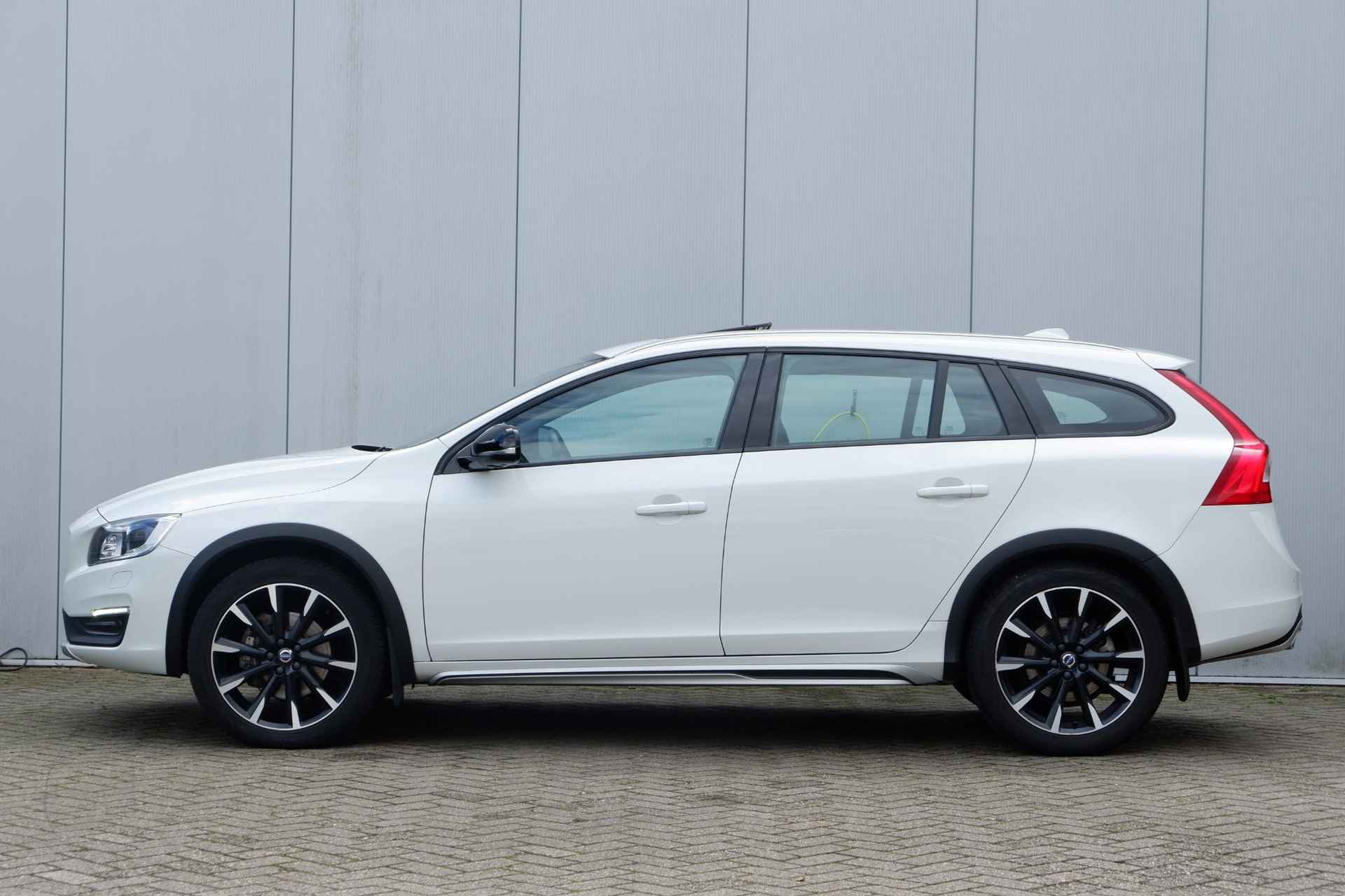 Volvo V60 Cross Country T5 AUT8 250PK Polar+, Trekhaak afneembaar, Schuif-/kanteldak, Lederen bekleding, Cruise Control, Elektrisch bedienbare stoelen, Bestuurdersstoel met geheugen, Achteruitrijcamera, Stoelverwarming, Bi-Xenon met Actieve Bochtverlichting - 6/21