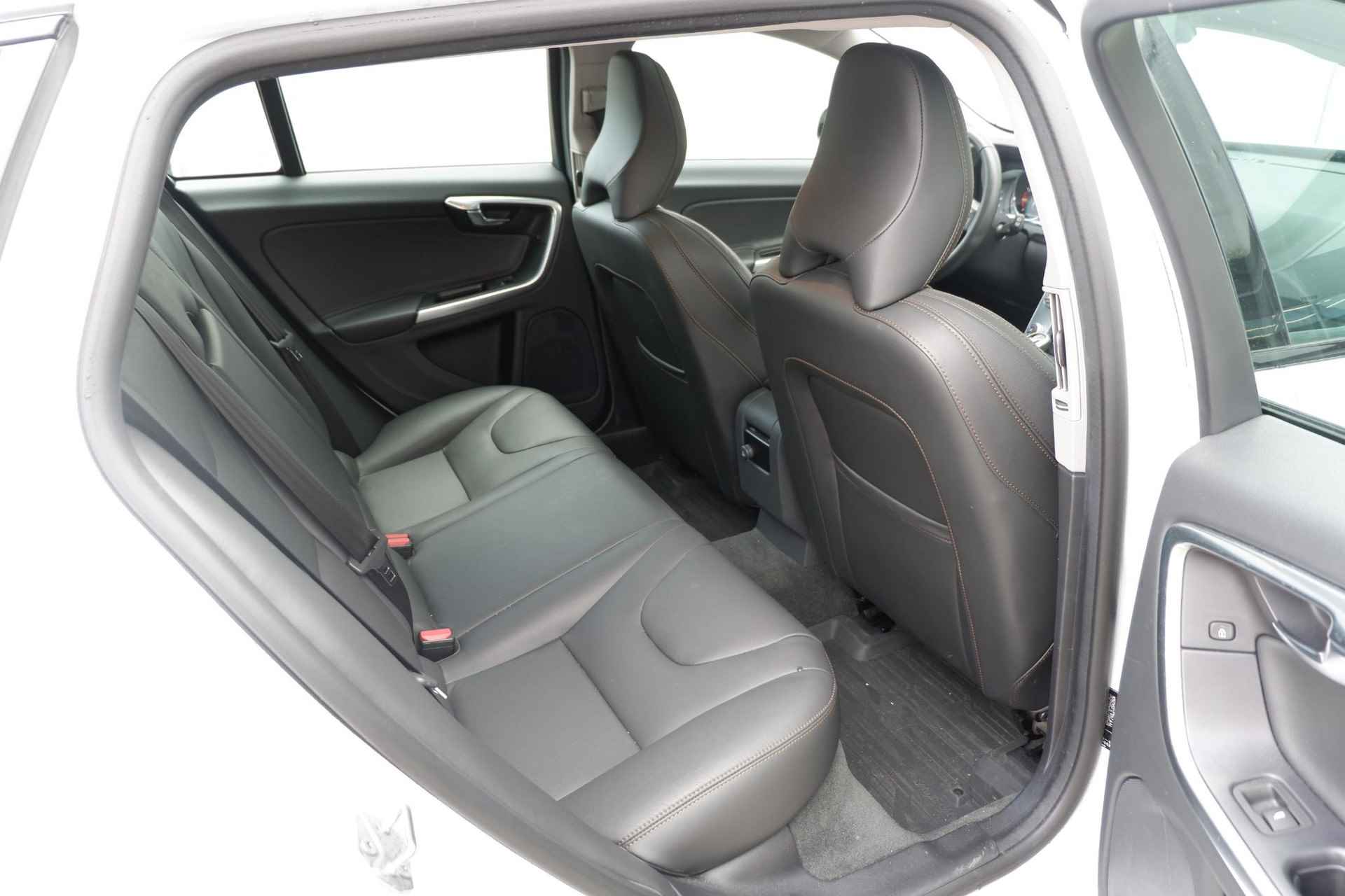 Volvo V60 Cross Country T5 AUT8 250PK Polar+, Trekhaak afneembaar, Schuif-/kanteldak, Lederen bekleding, Cruise Control, Elektrisch bedienbare stoelen, Bestuurdersstoel met geheugen, Achteruitrijcamera, Stoelverwarming, Bi-Xenon met Actieve Bochtverlichting - 8/21