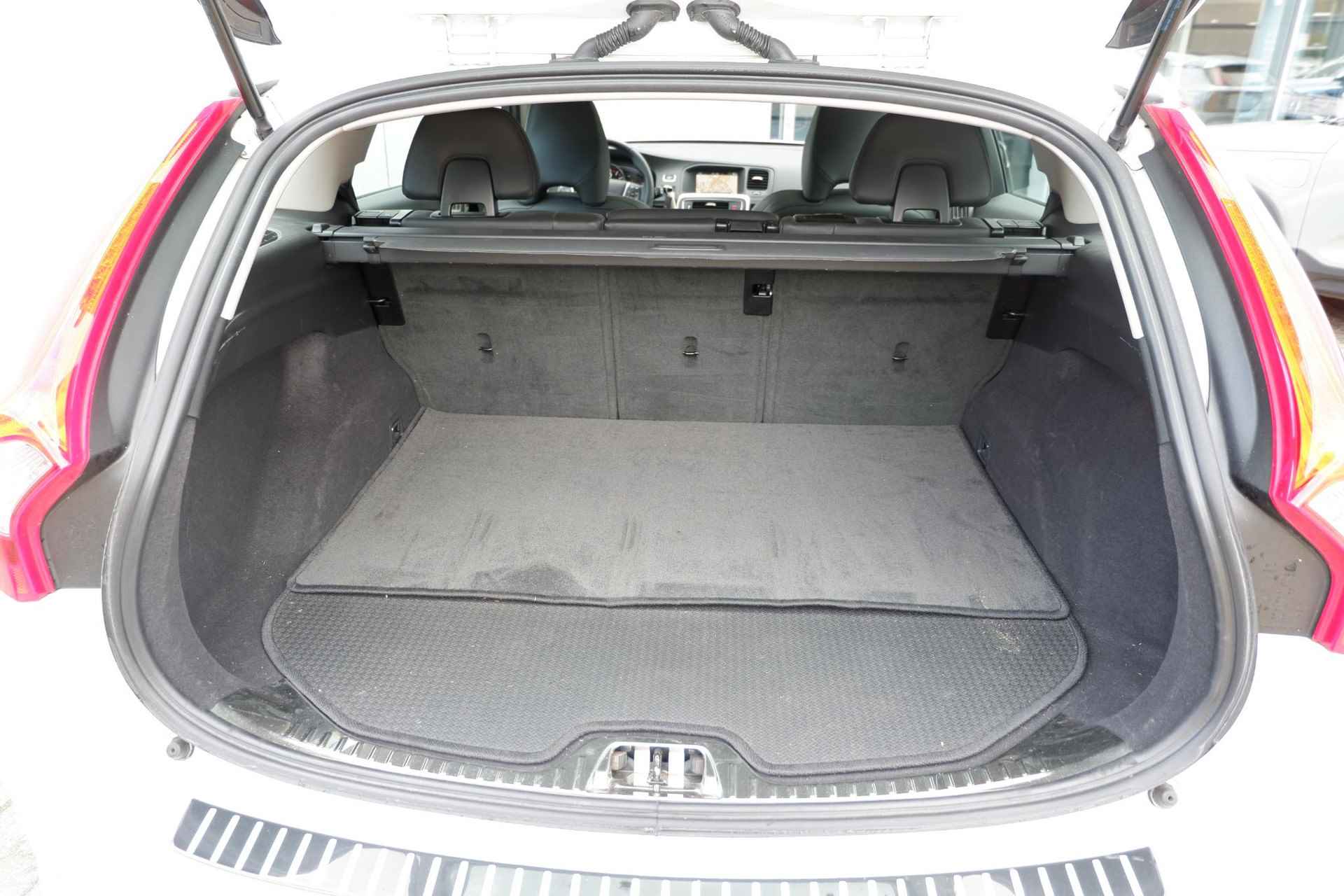 Volvo V60 Cross Country T5 AUT8 250PK Polar+, Trekhaak afneembaar, Schuif-/kanteldak, Lederen bekleding, Cruise Control, Elektrisch bedienbare stoelen, Bestuurdersstoel met geheugen, Achteruitrijcamera, Stoelverwarming, Bi-Xenon met Actieve Bochtverlichting - 9/21