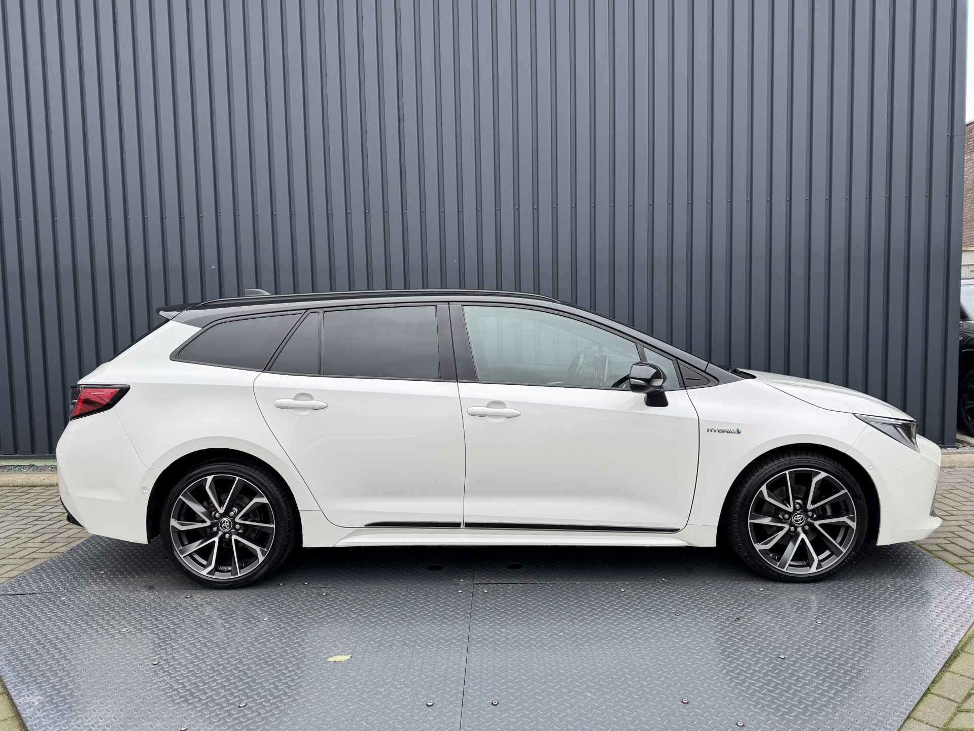 Toyota Corolla Touring Sports 2.0 Hybrid Executive / Bi tone | JBL | Head-up | BSM | PDC V+A | Rijklaar!! - 9/37