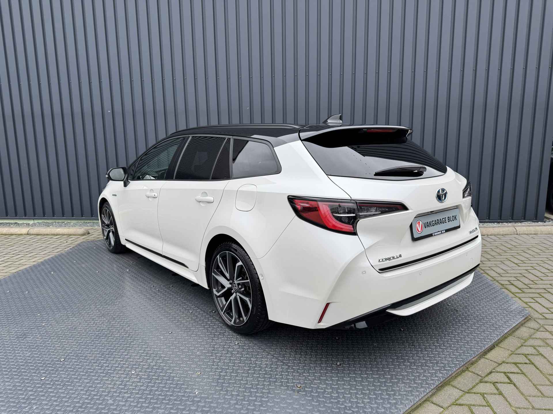 Toyota Corolla Touring Sports 2.0 Hybrid Executive / Bi tone | JBL | Head-up | BSM | PDC V+A | Rijklaar!! - 13/37