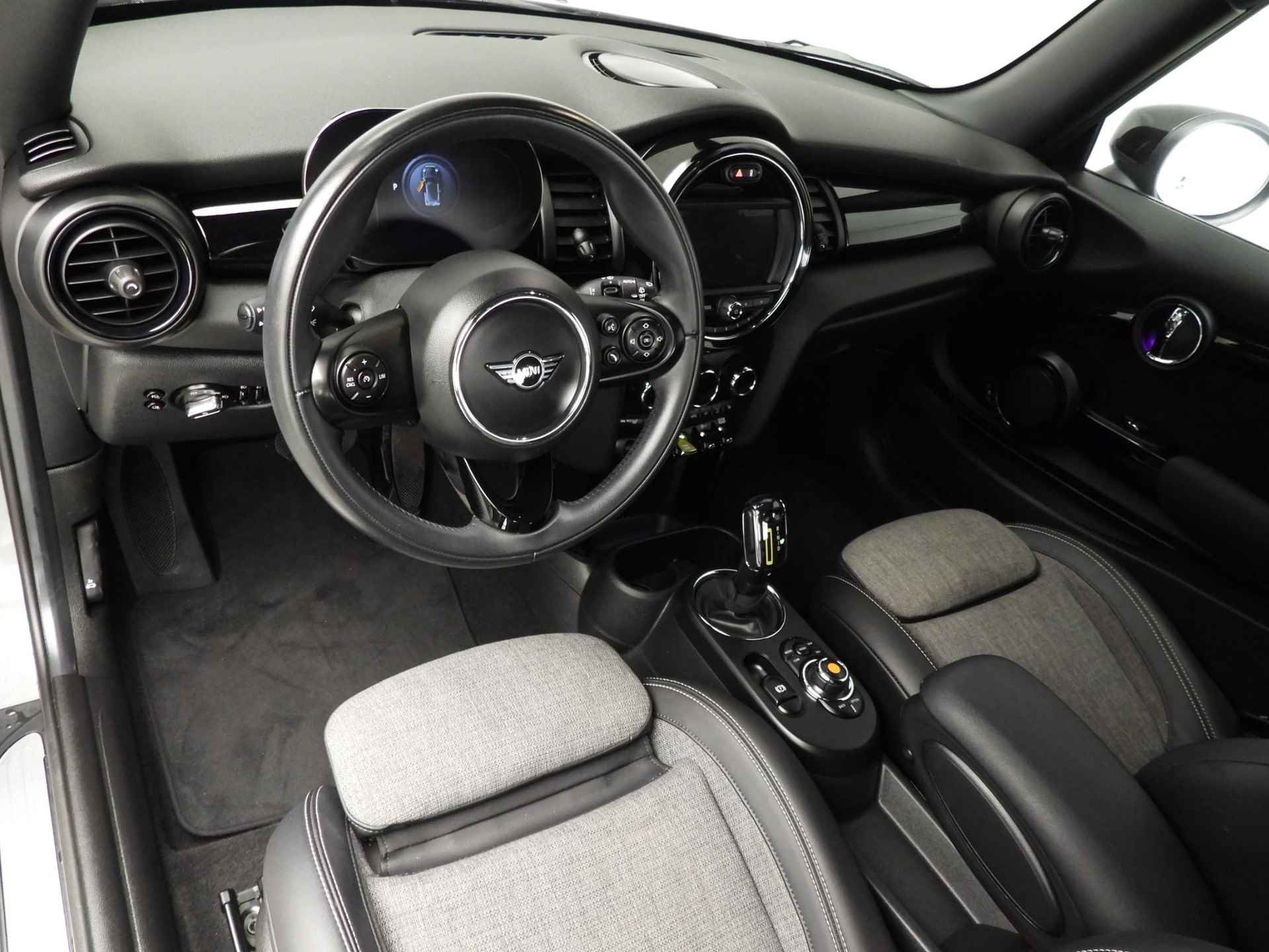 MINI 3-deurs Electric Essential 33 kWh | Driving Assistant | Achteruitrijcamera | Sportstoelen | Stoelverwarming | Alu velgen 17" - 7/37