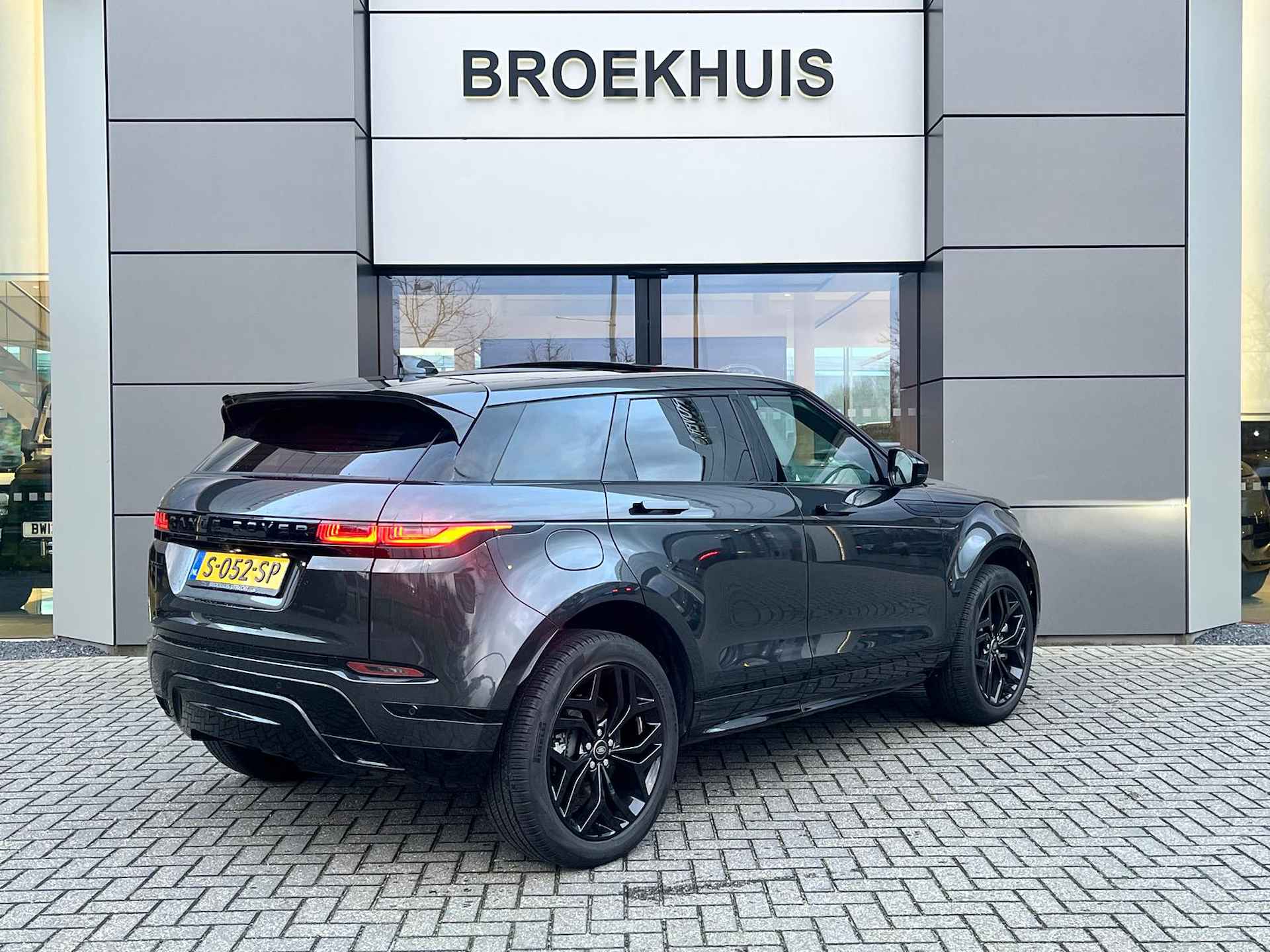 Land Rover Range Rover Evoque P300e AWD R-Dynamic SE | El. trekhaak | Pano | Black Pack | 20 Inch | Meridian Surround | - 3/13