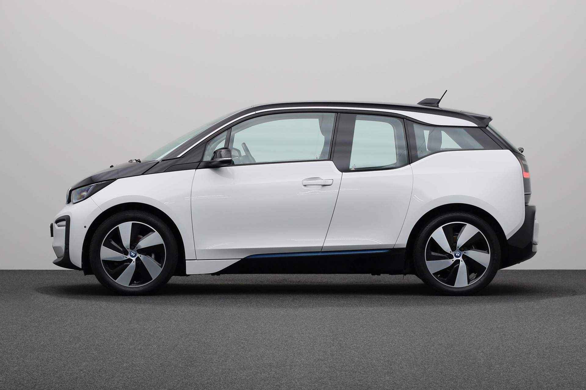 BMW i3 Basis 120Ah 42 kWh | AC Snelladen | Achteruitrijcamera | Cruise Control | PDC Voor/Achter | - 12/25